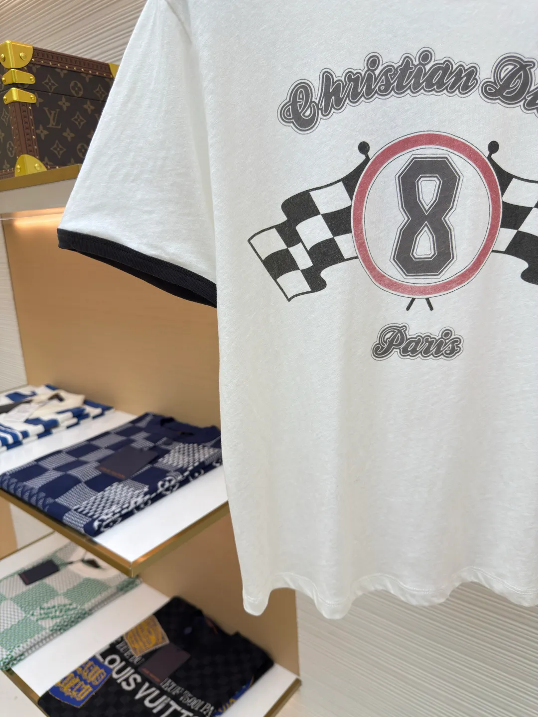 Dior printed letter T-shirt [Women's clothing] ●Authentic product: Purchased and developed by 5449 ●Item number: 1680484-X95 ●Fabric: pure cotton fabric ●Technology: printing production ●Version: fitted version ●Weight: about 140 grams ●Size: XS-S-M-L ●Description: Customized YB native cotton material Breathable and comfortable Full texture Regular short-sleeved T-shirt cut Highlights brand style Made of weight pure cotton Slightly stretchy, giving a slimming visual effect. Black threads are wrapped around the collar and cuffs to keep the tone coordinated. The iconic letter logo on the chest and black and white plaid racing elements are embellished. The brand's own simple and fashionable sense is immediately apparent. The color matching reduces age and creates a personalized style. It is stylish and stylish when worn alone. The overall wiring is straight and delicate, the fabric is comfortable and soft, and the color is consistent without color difference. It can be matched with the same style to create a fashionable look and control various occasions. Customized accessories, complete with three standards, same style for men and women!