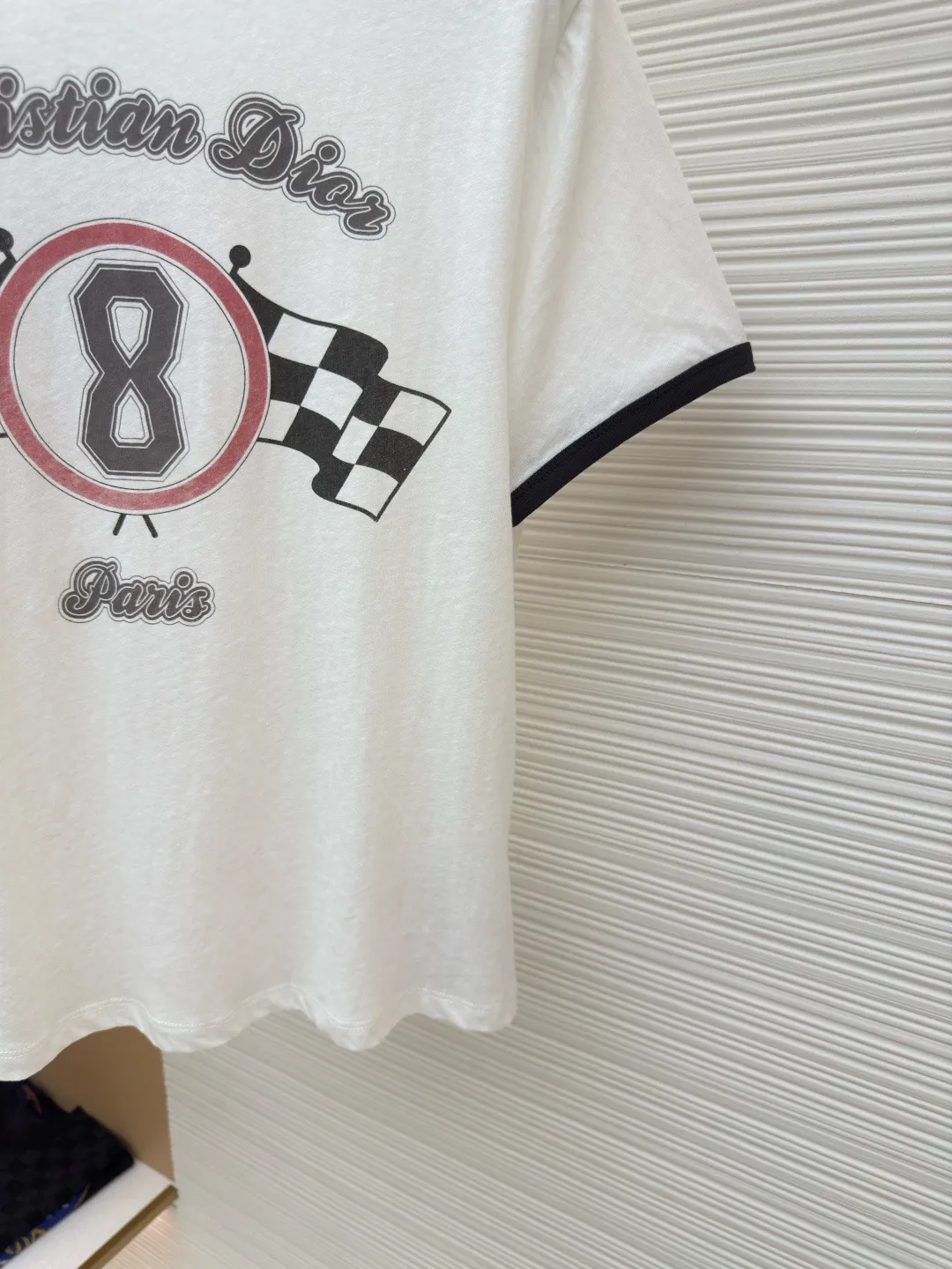Dior printed letter T-shirt [Women's clothing] ●Authentic product: Purchased and developed by 5449 ●Item number: 1680484-X95 ●Fabric: pure cotton fabric ●Technology: printing production ●Version: fitted version ●Weight: about 140 grams ●Size: XS-S-M-L ●Description: Customized YB native cotton material Breathable and comfortable Full texture Regular short-sleeved T-shirt cut Highlights brand style Made of weight pure cotton Slightly stretchy, giving a slimming visual effect. Black threads are wrapped around the collar and cuffs to keep the tone coordinated. The iconic letter logo on the chest and black and white plaid racing elements are embellished. The brand's own simple and fashionable sense is immediately apparent. The color matching reduces age and creates a personalized style. It is stylish and stylish when worn alone. The overall wiring is straight and delicate, the fabric is comfortable and soft, and the color is consistent without color difference. It can be matched with the same style to create a fashionable look and control various occasions. Customized accessories, complete with three standards, same style for men and women!