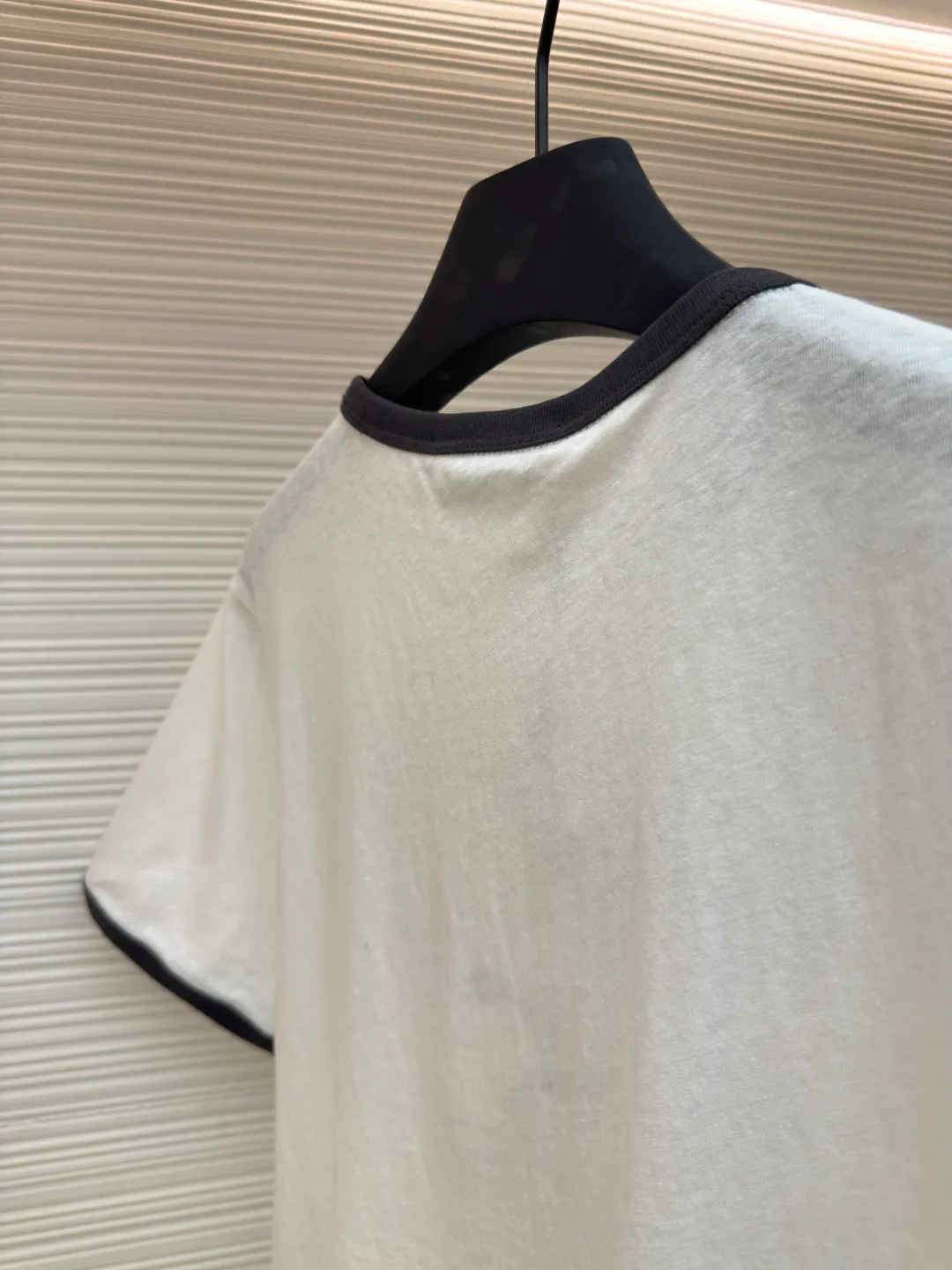 Dior printed letter T-shirt [Women's clothing] ●Authentic product: Purchased and developed by 5449 ●Item number: 1680484-X95 ●Fabric: pure cotton fabric ●Technology: printing production ●Version: fitted version ●Weight: about 140 grams ●Size: XS-S-M-L ●Description: Customized YB native cotton material Breathable and comfortable Full texture Regular short-sleeved T-shirt cut Highlights brand style Made of weight pure cotton Slightly stretchy, giving a slimming visual effect. Black threads are wrapped around the collar and cuffs to keep the tone coordinated. The iconic letter logo on the chest and black and white plaid racing elements are embellished. The brand's own simple and fashionable sense is immediately apparent. The color matching reduces age and creates a personalized style. It is stylish and stylish when worn alone. The overall wiring is straight and delicate, the fabric is comfortable and soft, and the color is consistent without color difference. It can be matched with the same style to create a fashionable look and control various occasions. Customized accessories, complete with three standards, same style for men and women!