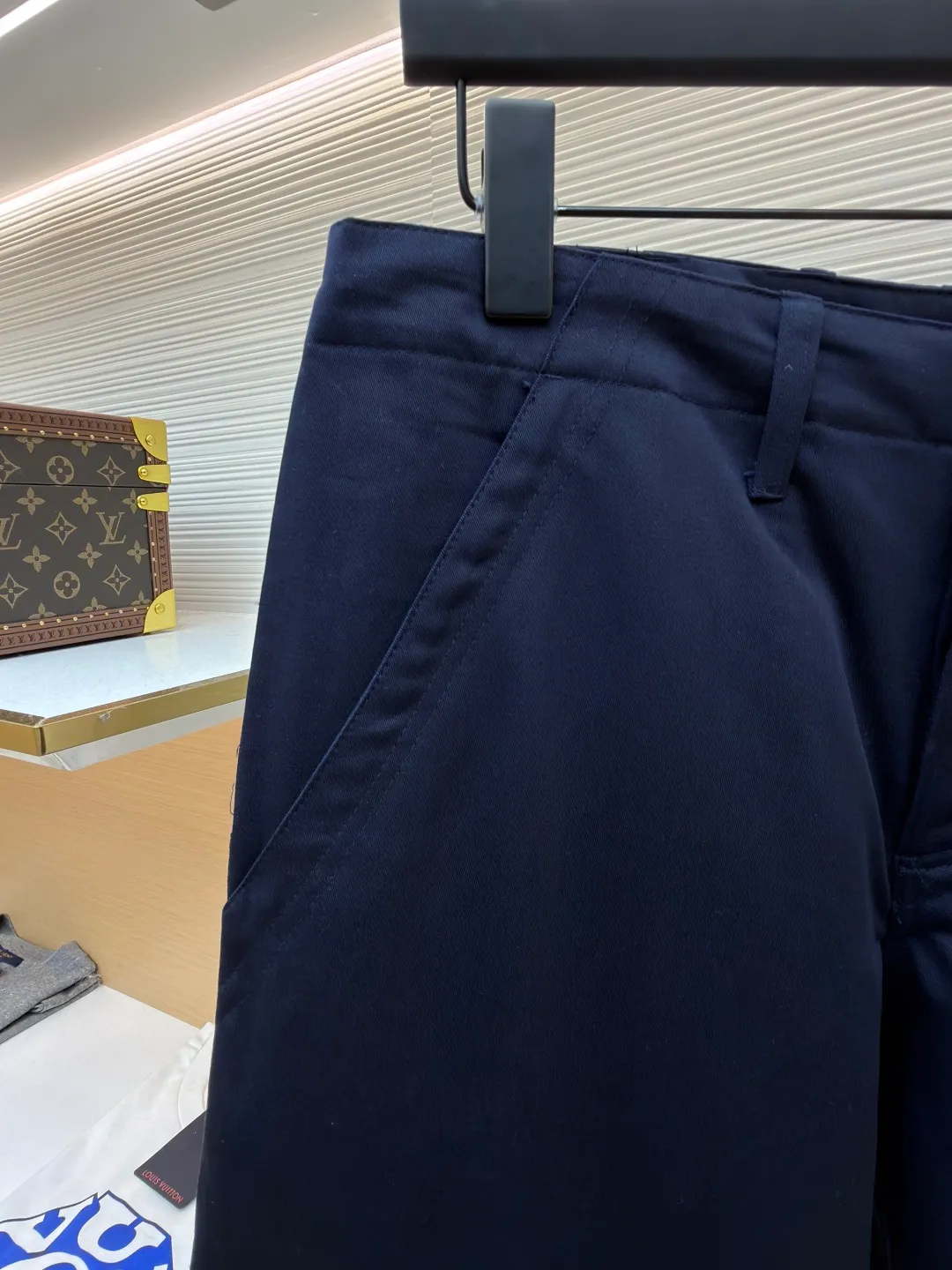 Dior cotton Huardani overalls ●Original version: purchased and developed by 12072 ●Item number: 1682111-B05 ●Fabric: 100% cotton ●Technology: Made on positioning cutting machine ●Color: navy blue ●Version: fitted version ●Weight: about 540 grams ●Size: 46-48-50-52-54-56 ●Description: This Dior SS26 spring men's overalls are made of high-count combed cotton twill fabric. The fabric has been enzyme washed and pre-shrunk to form a crisp and soft texture, and is anti-wrinkle and wear-resistant. The cargo pockets on both sides of the trousers adopt a three-dimensional patch pocket design. The pocket is equipped with a metal zipper. The zipper teeth are treated with electroplating and polishing processes, making them smooth and easy to pull and not easy to oxidize. The bag body is reinforced with double-lane stitching to increase the load-bearing capacity. The waist is equipped with a belt loop and adjustable buckle design. The belt loop is edged with the same fabric, and the buckle is made of alloy material and treated with matte sandblasting, giving it a high-end texture. The crotch adopts classic cross-reinforced stitching, the trousers are hemmed and hemmed, and the overall cut is a straight silhouette. Every splicing is precisely patterned and aligned, and the stitching is neat and detailed, perfectly integrating the practicality of workwear with the craftsmanship aesthetics of Dior's advanced men's wear. The overall wiring is straight and delicate, the fabric is comfortable and soft, and the color is consistent without color difference. It can be matched with the same style to create a fashionable look and control various occasions. Customized accessories, complete with three standards, same style for men and women!