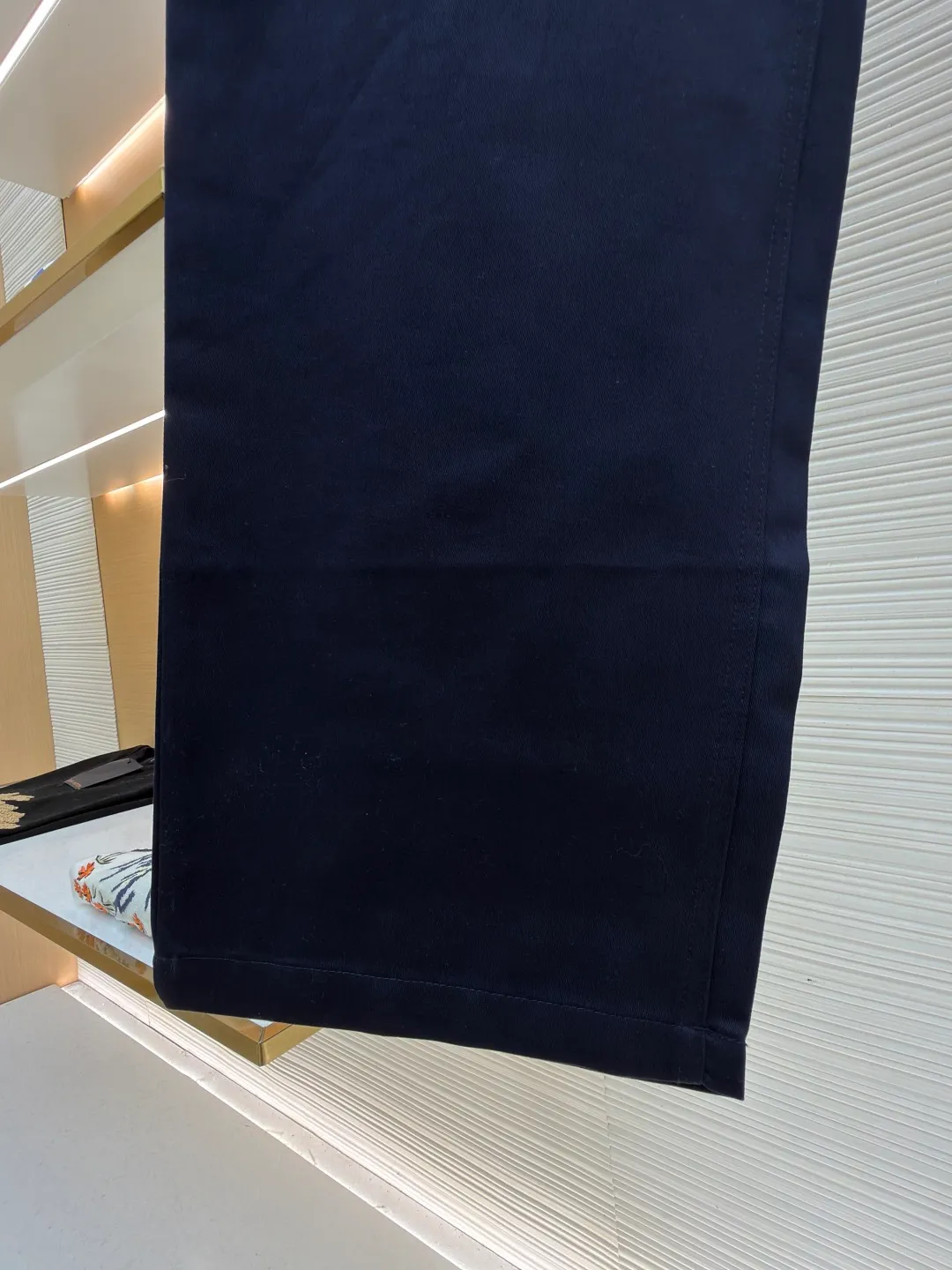Dior cotton Huardani overalls ●Original version: purchased and developed by 12072 ●Item number: 1682111-B05 ●Fabric: 100% cotton ●Technology: Made on positioning cutting machine ●Color: navy blue ●Version: fitted version ●Weight: about 540 grams ●Size: 46-48-50-52-54-56 ●Description: This Dior SS26 spring men's overalls are made of high-count combed cotton twill fabric. The fabric has been enzyme washed and pre-shrunk to form a crisp and soft texture, and is anti-wrinkle and wear-resistant. The cargo pockets on both sides of the trousers adopt a three-dimensional patch pocket design. The pocket is equipped with a metal zipper. The zipper teeth are treated with electroplating and polishing processes, making them smooth and easy to pull and not easy to oxidize. The bag body is reinforced with double-lane stitching to increase the load-bearing capacity. The waist is equipped with a belt loop and adjustable buckle design. The belt loop is edged with the same fabric, and the buckle is made of alloy material and treated with matte sandblasting, giving it a high-end texture. The crotch adopts classic cross-reinforced stitching, the trousers are hemmed and hemmed, and the overall cut is a straight silhouette. Every splicing is precisely patterned and aligned, and the stitching is neat and detailed, perfectly integrating the practicality of workwear with the craftsmanship aesthetics of Dior's advanced men's wear. The overall wiring is straight and delicate, the fabric is comfortable and soft, and the color is consistent without color difference. It can be matched with the same style to create a fashionable look and control various occasions. Customized accessories, complete with three standards, same style for men and women!