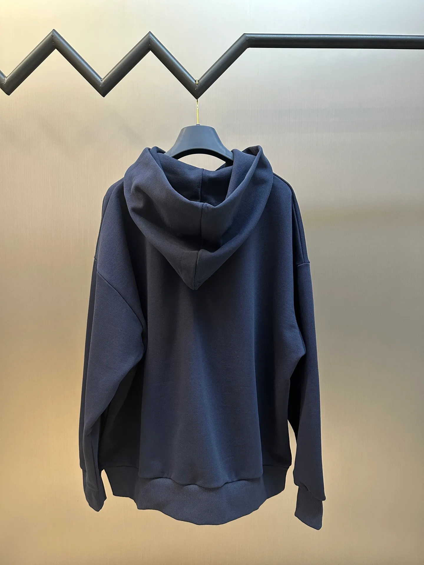 🅿️500 Dior Friends letter embroidered hooded sweatshirt. Cotton fleece fish scale bottom fabric. The surface of the 32-count double-yarn woven fabric is fine and tight, and it feels soft and comfortable. The weight of 50g and the bottom design of 10-count yarn make the fabric have good warmth retention and durability. Thanks to the relatively fine yarns used, this sweatshirt fabric is soft to the touch and comfortable to wear. The design of the fish scale base also increases the skin-friendliness of the fabric, making the wearing experience better. This fabric maintains softness while also possessing good wear-resistance and wrinkle-resistance.  The joint series logo is chain embroidery. Chain embroidery is named because the visual effect of the embroidery is like a chain. The shape is like the links on the chain. It is commonly known as chain embroidery and also called chain eye embroidery. Follow the chain stitch stitch method and embroider from right to left. Maintain the tension of the embroidery thread and the uniformity of the stitches to ensure the three-dimensionality and exquisiteness of the embroidery. It combines the stitching method of chain embroidery with the material of fine wool to create embroidery with chain-like texture and three-dimensional effect.  The hooded drop-shoulder is a loose fit, because it is quite loosely cut, and the shoulder line is large. The drop-shoulder design has no limit on shoulder width. The hem and cuffs are spliced ​​with ribs, which can provide wind protection; the hooded sweatshirt maintains a certain degree of looseness while maintaining a slim fit. The length of the sweatshirt is moderate, which can show the curves of the figure and present an elegant and fashionable feeling.  size：xs s m l