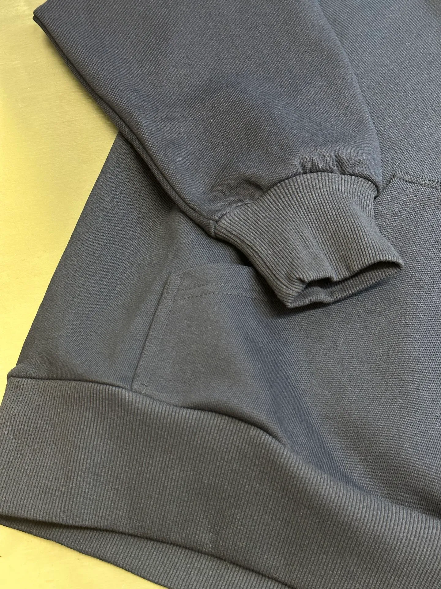 🅿️500 Dior Friends letter embroidered hooded sweatshirt. Cotton fleece fish scale bottom fabric. The surface of the 32-count double-yarn woven fabric is fine and tight, and it feels soft and comfortable. The weight of 50g and the bottom design of 10-count yarn make the fabric have good warmth retention and durability. Thanks to the relatively fine yarns used, this sweatshirt fabric is soft to the touch and comfortable to wear. The design of the fish scale base also increases the skin-friendliness of the fabric, making the wearing experience better. This fabric maintains softness while also possessing good wear-resistance and wrinkle-resistance.  The joint series logo is chain embroidery. Chain embroidery is named because the visual effect of the embroidery is like a chain. The shape is like the links on the chain. It is commonly known as chain embroidery and also called chain eye embroidery. Follow the chain stitch stitch method and embroider from right to left. Maintain the tension of the embroidery thread and the uniformity of the stitches to ensure the three-dimensionality and exquisiteness of the embroidery. It combines the stitching method of chain embroidery with the material of fine wool to create embroidery with chain-like texture and three-dimensional effect.  The hooded drop-shoulder is a loose fit, because it is quite loosely cut, and the shoulder line is large. The drop-shoulder design has no limit on shoulder width. The hem and cuffs are spliced ​​with ribs, which can provide wind protection; the hooded sweatshirt maintains a certain degree of looseness while maintaining a slim fit. The length of the sweatshirt is moderate, which can show the curves of the figure and present an elegant and fashionable feeling.  size：xs s m l