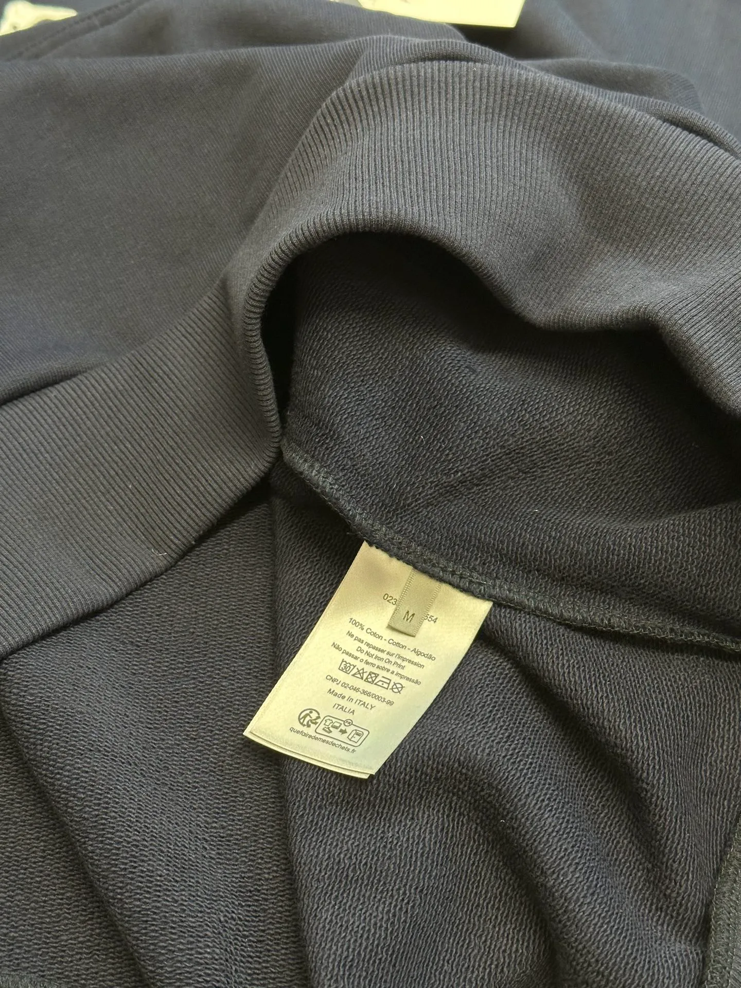 🅿️500 Dior Friends letter embroidered hooded sweatshirt. Cotton fleece fish scale bottom fabric. The surface of the 32-count double-yarn woven fabric is fine and tight, and it feels soft and comfortable. The weight of 50g and the bottom design of 10-count yarn make the fabric have good warmth retention and durability. Thanks to the relatively fine yarns used, this sweatshirt fabric is soft to the touch and comfortable to wear. The design of the fish scale base also increases the skin-friendliness of the fabric, making the wearing experience better. This fabric maintains softness while also possessing good wear-resistance and wrinkle-resistance.  The joint series logo is chain embroidery. Chain embroidery is named because the visual effect of the embroidery is like a chain. The shape is like the links on the chain. It is commonly known as chain embroidery and also called chain eye embroidery. Follow the chain stitch stitch method and embroider from right to left. Maintain the tension of the embroidery thread and the uniformity of the stitches to ensure the three-dimensionality and exquisiteness of the embroidery. It combines the stitching method of chain embroidery with the material of fine wool to create embroidery with chain-like texture and three-dimensional effect.  The hooded drop-shoulder is a loose fit, because it is quite loosely cut, and the shoulder line is large. The drop-shoulder design has no limit on shoulder width. The hem and cuffs are spliced ​​with ribs, which can provide wind protection; the hooded sweatshirt maintains a certain degree of looseness while maintaining a slim fit. The length of the sweatshirt is moderate, which can show the curves of the figure and present an elegant and fashionable feeling.  size：xs s m l
