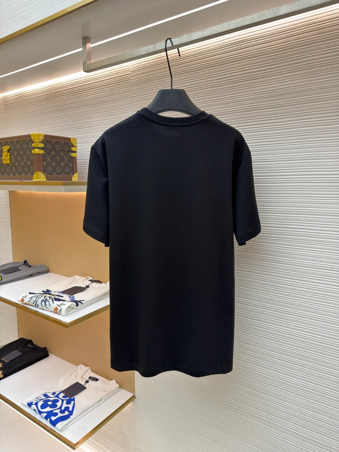 Prada triangle logo short sleeves ●Original version: Purchased and developed at 8650 ●Item number: 1682435-X90 ●Fabric: Protein twin woven fabric ●Technology: Infrared positioning production ●Color: Black ●Version: Fitted version ●Weight: about 225 grams ●Size: S-M-L-XL ●Description: Customized ammonia silk protein twin woven Breathable and refreshing Comfortable and skin-friendly White and flawless tone Pure and elegant The iconic Prada triangle logo is embellished on the chest, highlighting the brand's charm. Hidden in the public and visible to the wise, it is the ultimate form of modern luxury. Wearing a white T-shirt is a walking minimalist art. The infrared positioning of the "Prada triangle mark" using imported special machines is more accurate. It is firm and strong. The fabrics have been washed and have a better hand feel. It is not easy to deform, shrink or fade, and maintains long-term beauty. The overall wiring is straight and delicate, the fabric is comfortable and soft, and the color is consistent without color difference. It can be matched with the same style to create a fashionable look and control various occasions. Customized accessories, complete with three standards, same style for men and women!