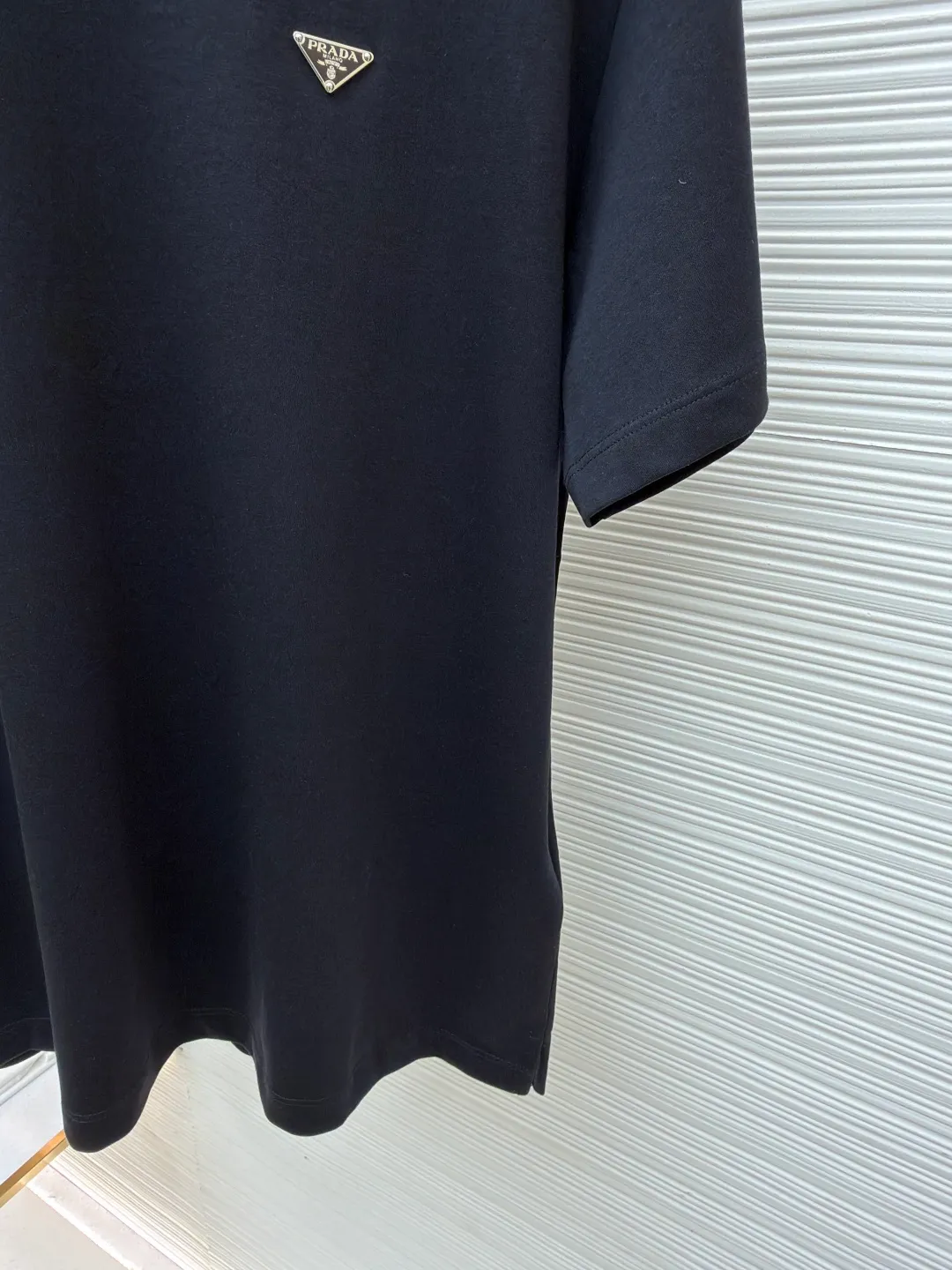 Prada triangle logo short sleeves ●Original version: Purchased and developed at 8650 ●Item number: 1682435-X90 ●Fabric: Protein twin woven fabric ●Technology: Infrared positioning production ●Color: Black ●Version: Fitted version ●Weight: about 225 grams ●Size: S-M-L-XL ●Description: Customized ammonia silk protein twin woven Breathable and refreshing Comfortable and skin-friendly White and flawless tone Pure and elegant The iconic Prada triangle logo is embellished on the chest, highlighting the brand's charm. Hidden in the public and visible to the wise, it is the ultimate form of modern luxury. Wearing a white T-shirt is a walking minimalist art. The infrared positioning of the "Prada triangle mark" using imported special machines is more accurate. It is firm and strong. The fabrics have been washed and have a better hand feel. It is not easy to deform, shrink or fade, and maintains long-term beauty. The overall wiring is straight and delicate, the fabric is comfortable and soft, and the color is consistent without color difference. It can be matched with the same style to create a fashionable look and control various occasions. Customized accessories, complete with three standards, same style for men and women!
