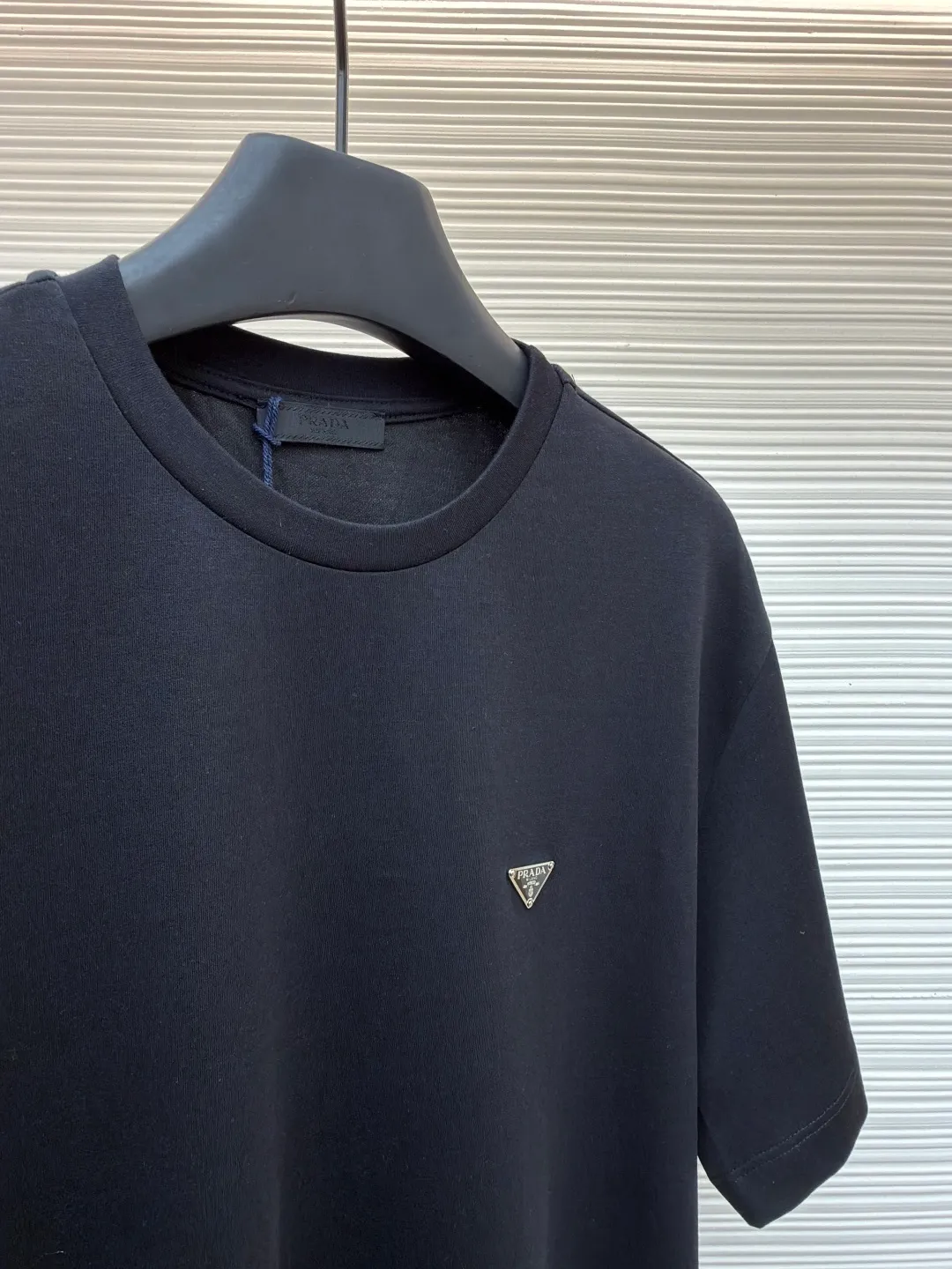 Prada triangle logo short sleeves ●Original version: Purchased and developed at 8650 ●Item number: 1682435-X90 ●Fabric: Protein twin woven fabric ●Technology: Infrared positioning production ●Color: Black ●Version: Fitted version ●Weight: about 225 grams ●Size: S-M-L-XL ●Description: Customized ammonia silk protein twin woven Breathable and refreshing Comfortable and skin-friendly White and flawless tone Pure and elegant The iconic Prada triangle logo is embellished on the chest, highlighting the brand's charm. Hidden in the public and visible to the wise, it is the ultimate form of modern luxury. Wearing a white T-shirt is a walking minimalist art. The infrared positioning of the "Prada triangle mark" using imported special machines is more accurate. It is firm and strong. The fabrics have been washed and have a better hand feel. It is not easy to deform, shrink or fade, and maintains long-term beauty. The overall wiring is straight and delicate, the fabric is comfortable and soft, and the color is consistent without color difference. It can be matched with the same style to create a fashionable look and control various occasions. Customized accessories, complete with three standards, same style for men and women!