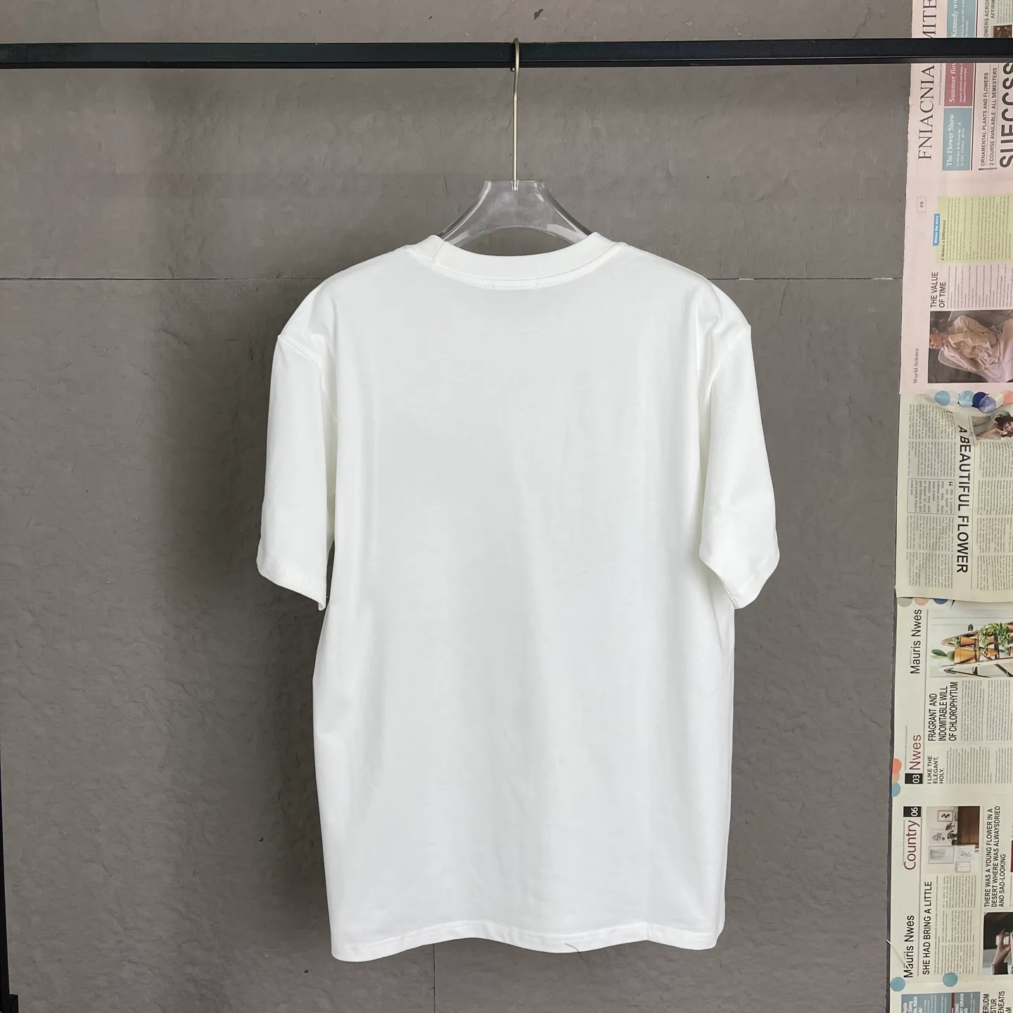 🅿️180 /A13 DIOR couture blade embroidered short-sleeved T-shirt. Exclusively customized with 300 grams of original board. Double yarn pure cotton fabric texture is very soft and comfortable. 100% different from the market's top fabrics (no shrinkage, no deformation, no pilling). Matched with 320 grams of 1x1 thread (fabric thread is dyed in the same vat, no color difference, not easy to deform). Original 1:1 version. Original 1:1 customized accessories. Collar label Care label, tag, packaging (perfect details) Size: S-XL Color: apricot, white, blue, gray, dark gray