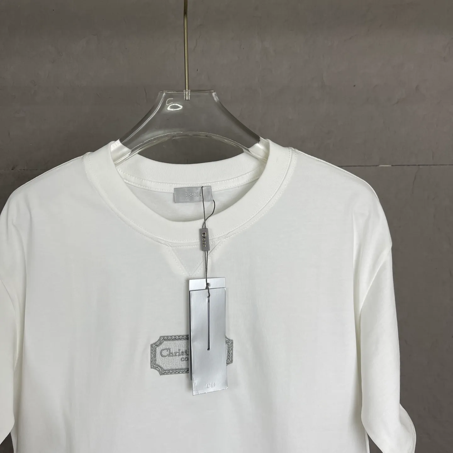 🅿️180 /A13 DIOR couture blade embroidered short-sleeved T-shirt. Exclusively customized with 300 grams of original board. Double yarn pure cotton fabric texture is very soft and comfortable. 100% different from the market's top fabrics (no shrinkage, no deformation, no pilling). Matched with 320 grams of 1x1 thread (fabric thread is dyed in the same vat, no color difference, not easy to deform). Original 1:1 version. Original 1:1 customized accessories. Collar label Care label, tag, packaging (perfect details) Size: S-XL Color: apricot, white, blue, gray, dark gray