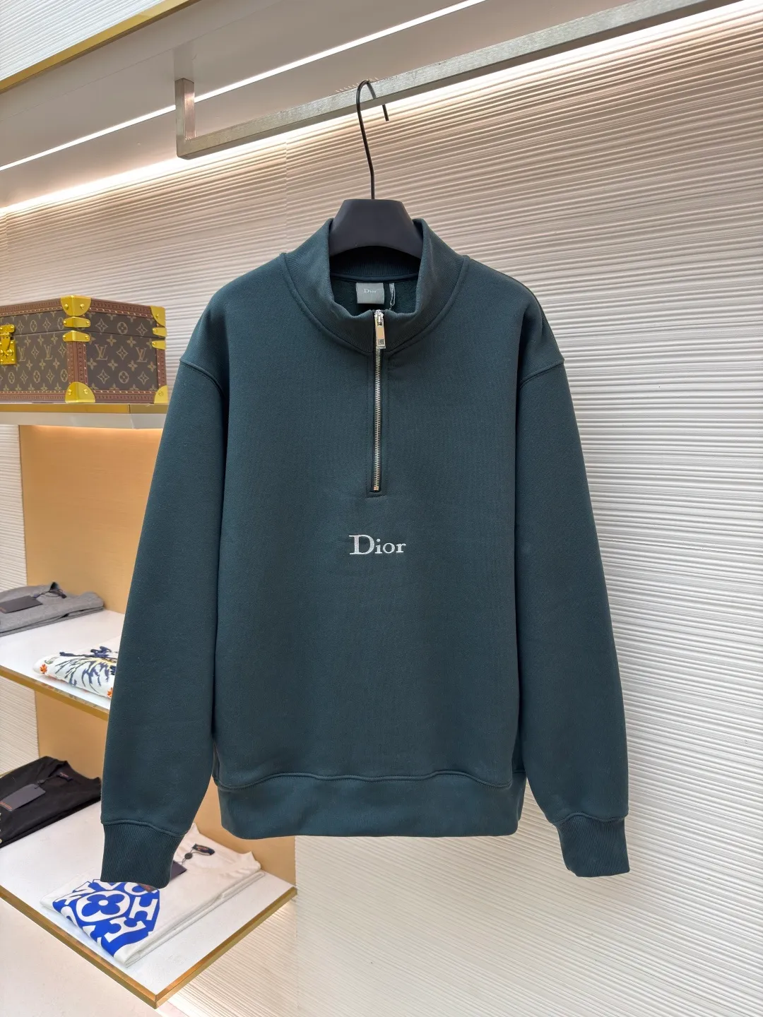 Dior half-zip logo sweatshirt ●Original version: 14,000 purchased and developed ●Item number: 1682498-A95 ●Material: pure cotton plush fabric ●Technology: twill logo embroidery production ●Color: green ●Version: fitted version ●Weight: about 685 grams ●Size: XS-S-M-L ●Description: The fabric is a heavyweight high-end sweatshirt fabric. The 26-count double yarn forms the smooth and delicate outer surface of the fabric, while the 10-count plush yarn base is precision brushed to form a layer of rich, dense skin-friendly fluff, providing excellent softness and warmth. Its extremely high weight and elasticity brought by spandex ensure the ultimate thickness, stiffness and strong elastic recovery of the collar, cuffs and hem, which is the key to creating a neat silhouette and ensuring durability. Made of twill flat stitch embroidery. This is an embroidery technique that uses parallel stitches at specific angles to fill in, creating a flat, smooth and full embroidery surface with fine diagonal texture. The brand logo is presented in a delicate, strong and textured way, and the precision of the embroidery creates a high-end contrast with the casual feel of the sweatshirt fabric. The overall wiring is straight and delicate, the fabric is comfortable and soft, and the color is consistent without color difference. It can be matched with the same style to create a fashionable look and control various occasions. Customized accessories, complete with three standards, same style for men and women!