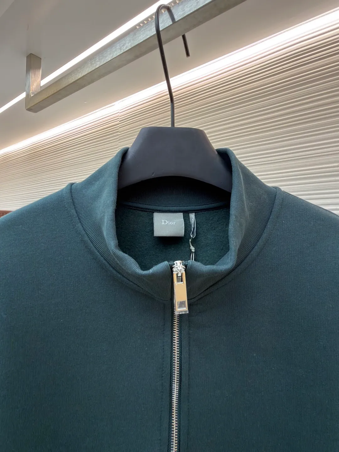 Dior half-zip logo sweatshirt ●Original version: 14,000 purchased and developed ●Item number: 1682498-A95 ●Material: pure cotton plush fabric ●Technology: twill logo embroidery production ●Color: green ●Version: fitted version ●Weight: about 685 grams ●Size: XS-S-M-L ●Description: The fabric is a heavyweight high-end sweatshirt fabric. The 26-count double yarn forms the smooth and delicate outer surface of the fabric, while the 10-count plush yarn base is precision brushed to form a layer of rich, dense skin-friendly fluff, providing excellent softness and warmth. Its extremely high weight and elasticity brought by spandex ensure the ultimate thickness, stiffness and strong elastic recovery of the collar, cuffs and hem, which is the key to creating a neat silhouette and ensuring durability. Made of twill flat stitch embroidery. This is an embroidery technique that uses parallel stitches at specific angles to fill in, creating a flat, smooth and full embroidery surface with fine diagonal texture. The brand logo is presented in a delicate, strong and textured way, and the precision of the embroidery creates a high-end contrast with the casual feel of the sweatshirt fabric. The overall wiring is straight and delicate, the fabric is comfortable and soft, and the color is consistent without color difference. It can be matched with the same style to create a fashionable look and control various occasions. Customized accessories, complete with three standards, same style for men and women!