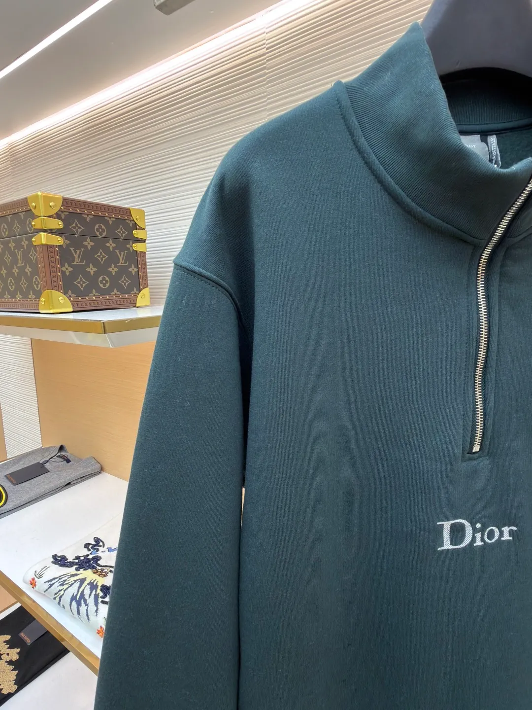 Dior half-zip logo sweatshirt ●Original version: 14,000 purchased and developed ●Item number: 1682498-A95 ●Material: pure cotton plush fabric ●Technology: twill logo embroidery production ●Color: green ●Version: fitted version ●Weight: about 685 grams ●Size: XS-S-M-L ●Description: The fabric is a heavyweight high-end sweatshirt fabric. The 26-count double yarn forms the smooth and delicate outer surface of the fabric, while the 10-count plush yarn base is precision brushed to form a layer of rich, dense skin-friendly fluff, providing excellent softness and warmth. Its extremely high weight and elasticity brought by spandex ensure the ultimate thickness, stiffness and strong elastic recovery of the collar, cuffs and hem, which is the key to creating a neat silhouette and ensuring durability. Made of twill flat stitch embroidery. This is an embroidery technique that uses parallel stitches at specific angles to fill in, creating a flat, smooth and full embroidery surface with fine diagonal texture. The brand logo is presented in a delicate, strong and textured way, and the precision of the embroidery creates a high-end contrast with the casual feel of the sweatshirt fabric. The overall wiring is straight and delicate, the fabric is comfortable and soft, and the color is consistent without color difference. It can be matched with the same style to create a fashionable look and control various occasions. Customized accessories, complete with three standards, same style for men and women!