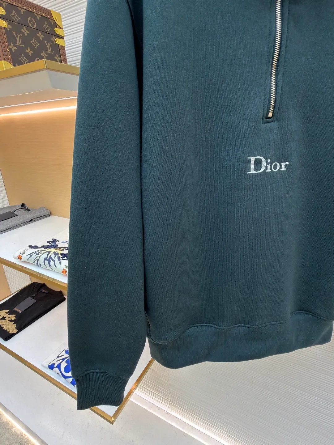 Dior half-zip logo sweatshirt ●Original version: 14,000 purchased and developed ●Item number: 1682498-A95 ●Material: pure cotton plush fabric ●Technology: twill logo embroidery production ●Color: green ●Version: fitted version ●Weight: about 685 grams ●Size: XS-S-M-L ●Description: The fabric is a heavyweight high-end sweatshirt fabric. The 26-count double yarn forms the smooth and delicate outer surface of the fabric, while the 10-count plush yarn base is precision brushed to form a layer of rich, dense skin-friendly fluff, providing excellent softness and warmth. Its extremely high weight and elasticity brought by spandex ensure the ultimate thickness, stiffness and strong elastic recovery of the collar, cuffs and hem, which is the key to creating a neat silhouette and ensuring durability. Made of twill flat stitch embroidery. This is an embroidery technique that uses parallel stitches at specific angles to fill in, creating a flat, smooth and full embroidery surface with fine diagonal texture. The brand logo is presented in a delicate, strong and textured way, and the precision of the embroidery creates a high-end contrast with the casual feel of the sweatshirt fabric. The overall wiring is straight and delicate, the fabric is comfortable and soft, and the color is consistent without color difference. It can be matched with the same style to create a fashionable look and control various occasions. Customized accessories, complete with three standards, same style for men and women!