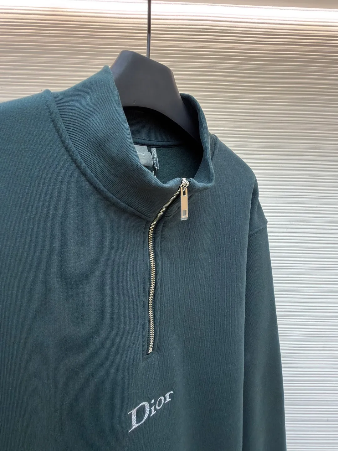 Dior half-zip logo sweatshirt ●Original version: 14,000 purchased and developed ●Item number: 1682498-A95 ●Material: pure cotton plush fabric ●Technology: twill logo embroidery production ●Color: green ●Version: fitted version ●Weight: about 685 grams ●Size: XS-S-M-L ●Description: The fabric is a heavyweight high-end sweatshirt fabric. The 26-count double yarn forms the smooth and delicate outer surface of the fabric, while the 10-count plush yarn base is precision brushed to form a layer of rich, dense skin-friendly fluff, providing excellent softness and warmth. Its extremely high weight and elasticity brought by spandex ensure the ultimate thickness, stiffness and strong elastic recovery of the collar, cuffs and hem, which is the key to creating a neat silhouette and ensuring durability. Made of twill flat stitch embroidery. This is an embroidery technique that uses parallel stitches at specific angles to fill in, creating a flat, smooth and full embroidery surface with fine diagonal texture. The brand logo is presented in a delicate, strong and textured way, and the precision of the embroidery creates a high-end contrast with the casual feel of the sweatshirt fabric. The overall wiring is straight and delicate, the fabric is comfortable and soft, and the color is consistent without color difference. It can be matched with the same style to create a fashionable look and control various occasions. Customized accessories, complete with three standards, same style for men and women!