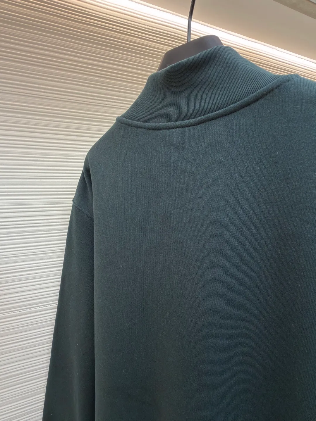 Dior half-zip logo sweatshirt ●Original version: 14,000 purchased and developed ●Item number: 1682498-A95 ●Material: pure cotton plush fabric ●Technology: twill logo embroidery production ●Color: green ●Version: fitted version ●Weight: about 685 grams ●Size: XS-S-M-L ●Description: The fabric is a heavyweight high-end sweatshirt fabric. The 26-count double yarn forms the smooth and delicate outer surface of the fabric, while the 10-count plush yarn base is precision brushed to form a layer of rich, dense skin-friendly fluff, providing excellent softness and warmth. Its extremely high weight and elasticity brought by spandex ensure the ultimate thickness, stiffness and strong elastic recovery of the collar, cuffs and hem, which is the key to creating a neat silhouette and ensuring durability. Made of twill flat stitch embroidery. This is an embroidery technique that uses parallel stitches at specific angles to fill in, creating a flat, smooth and full embroidery surface with fine diagonal texture. The brand logo is presented in a delicate, strong and textured way, and the precision of the embroidery creates a high-end contrast with the casual feel of the sweatshirt fabric. The overall wiring is straight and delicate, the fabric is comfortable and soft, and the color is consistent without color difference. It can be matched with the same style to create a fashionable look and control various occasions. Customized accessories, complete with three standards, same style for men and women!