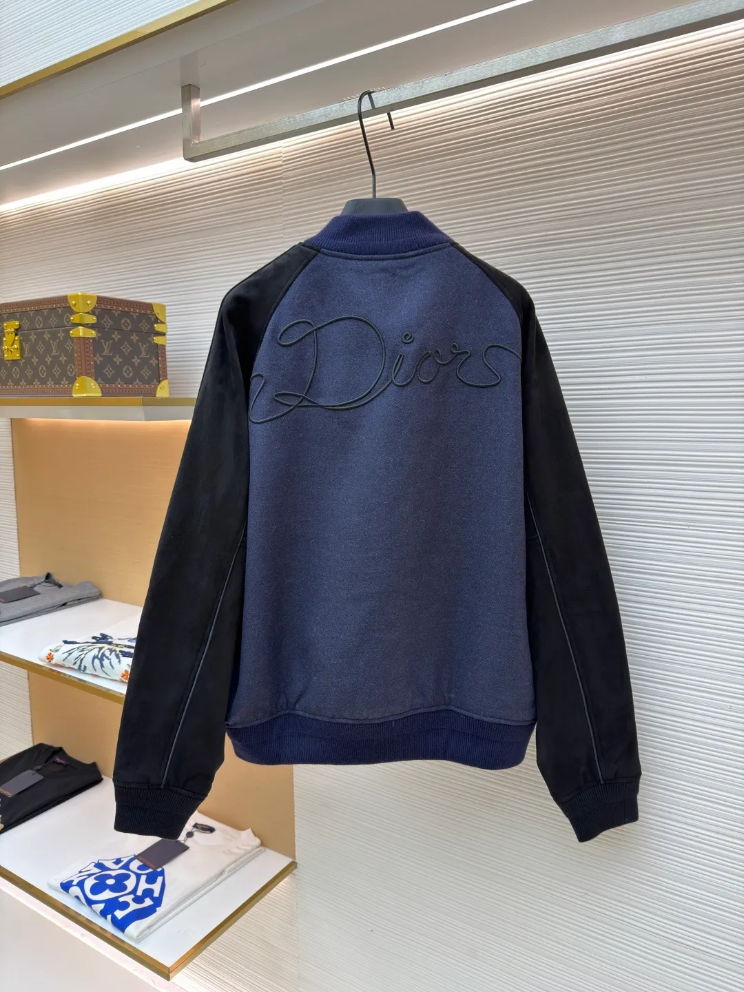 Dior embroidered baseball jacket ●Original version: Purchased and developed for 39000 ●Item number: 1682364-C30 ●Fabric: cotton fabric ●Technology: embroidery production ●Color: blue ●Version: fitted version ●Weight: about 1320 grams ●Size: S-M-L-XL ●Description: This Dior baseball jacket is made of high-end blended wool and matte suede. The main body of the jacket is made of 380g high-density wool fabric. It has been pre-shrunk and steam-shaped to ensure a crisp shape and is not easily deformed. The black raglan sleeves are made of imported frosted suede and are hand-edged to create a fine suede texture, which is soft to the touch and wear-resistant. The collar, cuffs and hem are made of high-elastic ribbed fabric. The custom-woven and dyed process accurately matches the navy blue color of the body and has excellent resilience. The front placket uses customized metal snaps, which are electroplated and glaze-sealed to prevent oxidation. The three-dimensional embroidered brand logo on the back is completed by hand hooking. The distance between each stitch is controlled within 0.3cm, and the lines are smooth and three-dimensional. The side seam invisible zipper pocket adopts double-needle hemming technology, and the inner lining is made of breathable cotton blend material. The overall tailoring follows ergonomics, and the splicing joints are reinforced by hand punching, taking into account the craftsmanship details and wearing practicality. The overall wiring is straight and delicate, the fabric is comfortable and soft, and the color is consistent without color difference. It can be matched with the same style to create a fashionable look and control various occasions. Customized accessories, complete with three standards, same style for men and women!