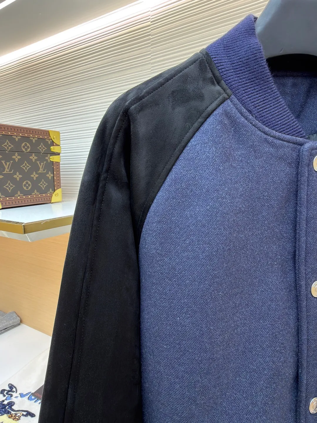 Dior embroidered baseball jacket ●Original version: Purchased and developed for 39000 ●Item number: 1682364-C30 ●Fabric: cotton fabric ●Technology: embroidery production ●Color: blue ●Version: fitted version ●Weight: about 1320 grams ●Size: S-M-L-XL ●Description: This Dior baseball jacket is made of high-end blended wool and matte suede. The main body of the jacket is made of 380g high-density wool fabric. It has been pre-shrunk and steam-shaped to ensure a crisp shape and is not easily deformed. The black raglan sleeves are made of imported frosted suede and are hand-edged to create a fine suede texture, which is soft to the touch and wear-resistant. The collar, cuffs and hem are made of high-elastic ribbed fabric. The custom-woven and dyed process accurately matches the navy blue color of the body and has excellent resilience. The front placket uses customized metal snaps, which are electroplated and glaze-sealed to prevent oxidation. The three-dimensional embroidered brand logo on the back is completed by hand hooking. The distance between each stitch is controlled within 0.3cm, and the lines are smooth and three-dimensional. The side seam invisible zipper pocket adopts double-needle hemming technology, and the inner lining is made of breathable cotton blend material. The overall tailoring follows ergonomics, and the splicing joints are reinforced by hand punching, taking into account the craftsmanship details and wearing practicality. The overall wiring is straight and delicate, the fabric is comfortable and soft, and the color is consistent without color difference. It can be matched with the same style to create a fashionable look and control various occasions. Customized accessories, complete with three standards, same style for men and women!
