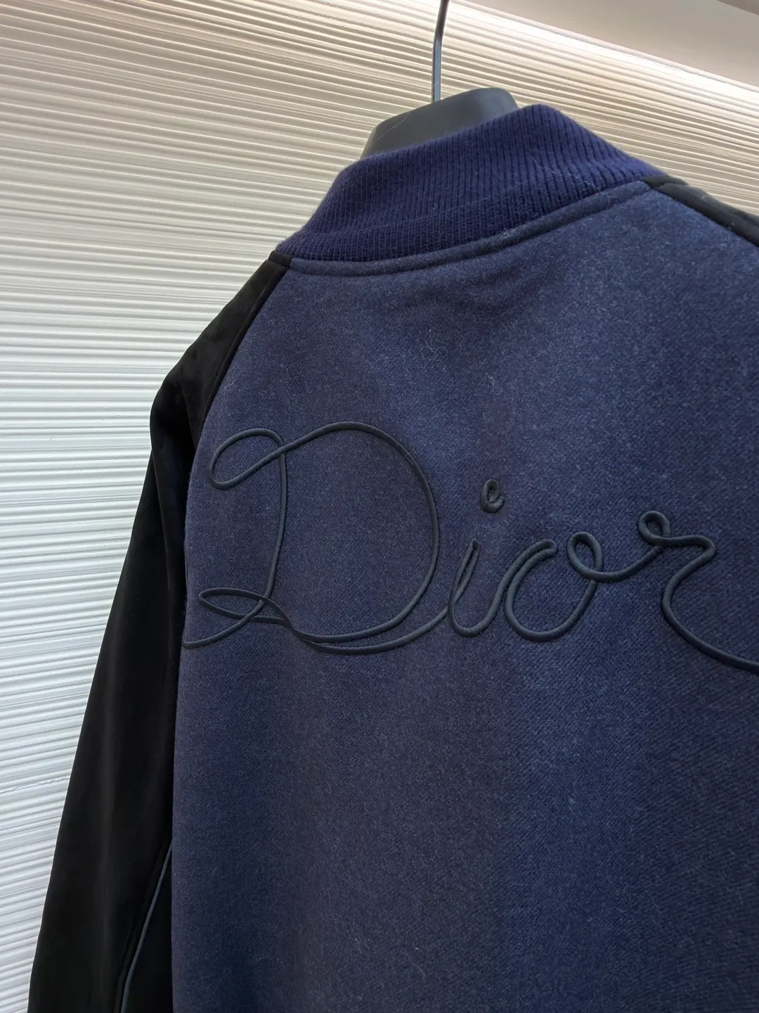 Dior embroidered baseball jacket ●Original version: Purchased and developed for 39000 ●Item number: 1682364-C30 ●Fabric: cotton fabric ●Technology: embroidery production ●Color: blue ●Version: fitted version ●Weight: about 1320 grams ●Size: S-M-L-XL ●Description: This Dior baseball jacket is made of high-end blended wool and matte suede. The main body of the jacket is made of 380g high-density wool fabric. It has been pre-shrunk and steam-shaped to ensure a crisp shape and is not easily deformed. The black raglan sleeves are made of imported frosted suede and are hand-edged to create a fine suede texture, which is soft to the touch and wear-resistant. The collar, cuffs and hem are made of high-elastic ribbed fabric. The custom-woven and dyed process accurately matches the navy blue color of the body and has excellent resilience. The front placket uses customized metal snaps, which are electroplated and glaze-sealed to prevent oxidation. The three-dimensional embroidered brand logo on the back is completed by hand hooking. The distance between each stitch is controlled within 0.3cm, and the lines are smooth and three-dimensional. The side seam invisible zipper pocket adopts double-needle hemming technology, and the inner lining is made of breathable cotton blend material. The overall tailoring follows ergonomics, and the splicing joints are reinforced by hand punching, taking into account the craftsmanship details and wearing practicality. The overall wiring is straight and delicate, the fabric is comfortable and soft, and the color is consistent without color difference. It can be matched with the same style to create a fashionable look and control various occasions. Customized accessories, complete with three standards, same style for men and women!