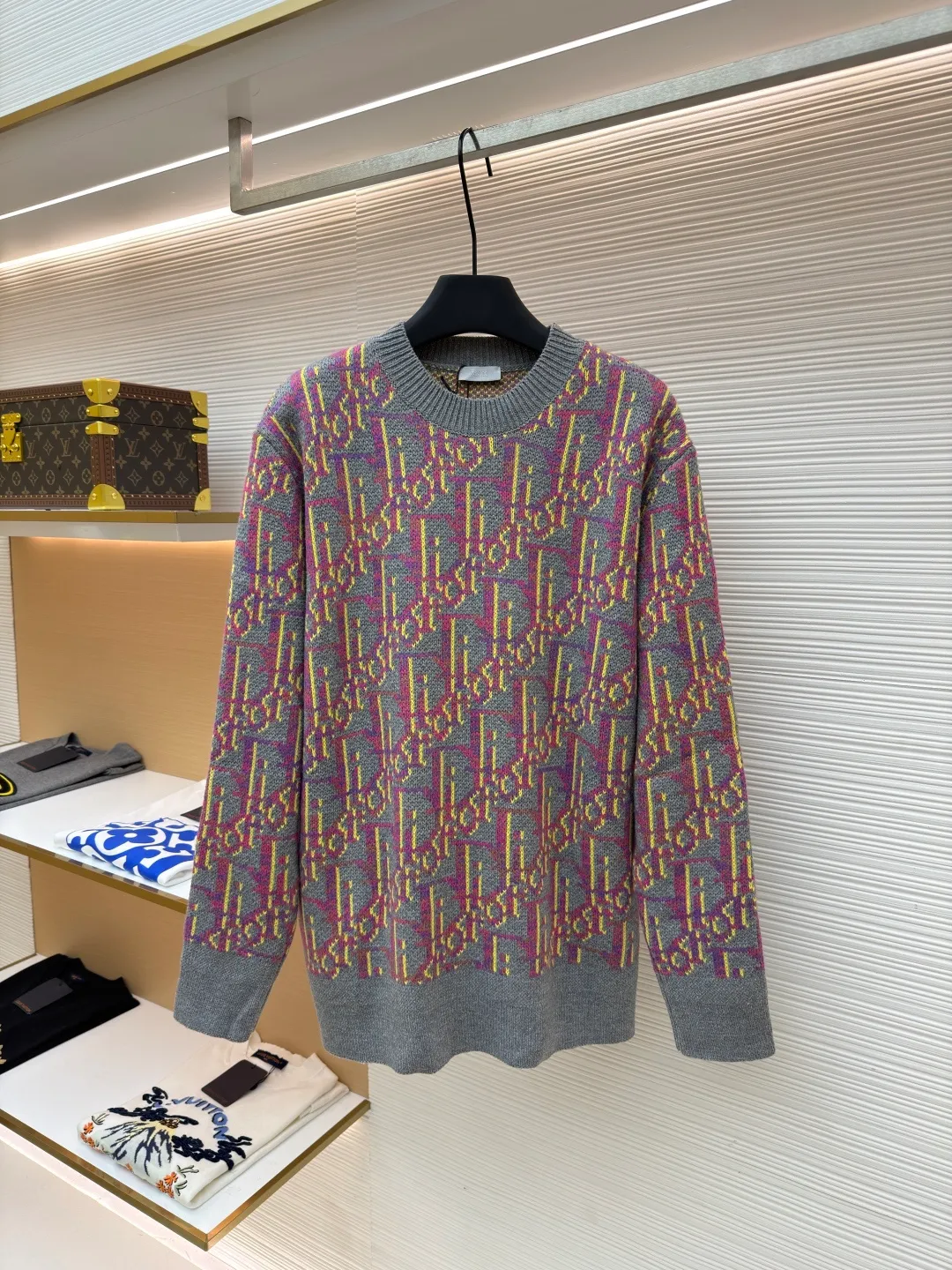 Dior old flower all-over jacquard knitted sweater ●Original version: 14000 purchased and developed ●Item number: 1682052-B00 ●Fabric: wool blended fabric ●Technology: knitted jacquard production ●Version: fitted version ●Weight: about 745 grams ●Size: S-M-L-XL ●Description: It is made of 55 wool blended material, 55% wool and 45% cotton. The weaving method is 10-count medium-thick and fine-grain. It is woven on an imported wool loom. The clothes are washed in general. The washing water can effectively remove the odor of the clothes, while also increasing the feel of the clothes and fixing the shape of the clothes. This knitwear reinterprets Dior's classic Oblique print. Crafted from sheep wool jacquard with ribbed details for a classic silhouette. Can be paired with a variety of outfits to show off your personality. The overall wiring is straight and delicate, the fabric is comfortable and soft, and the color is consistent without color difference. It can be matched with the same style to create a fashionable look and control various occasions. Customized accessories, complete with three standards, same style for men and women!