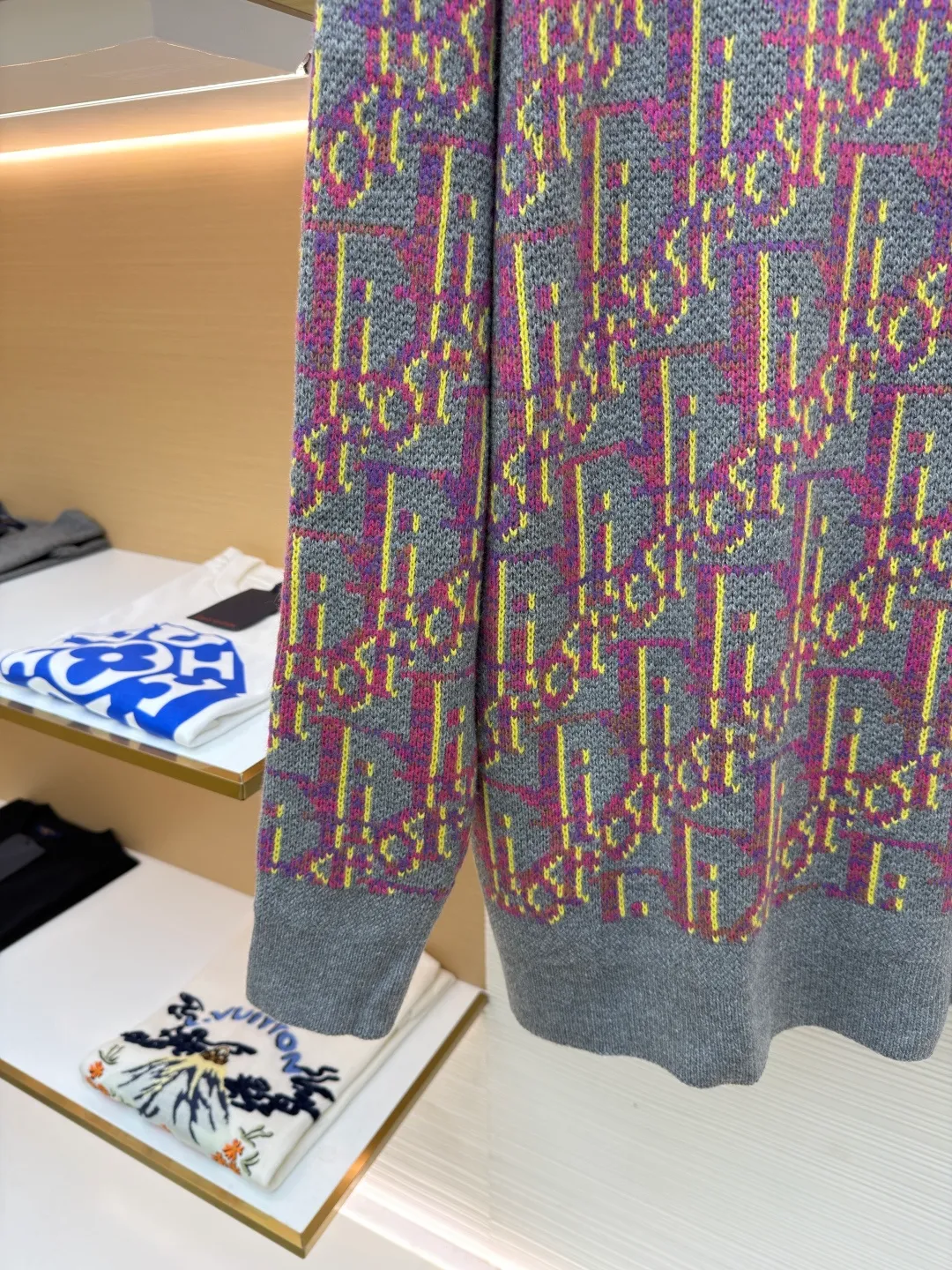 Dior old flower all-over jacquard knitted sweater ●Original version: 14000 purchased and developed ●Item number: 1682052-B00 ●Fabric: wool blended fabric ●Technology: knitted jacquard production ●Version: fitted version ●Weight: about 745 grams ●Size: S-M-L-XL ●Description: It is made of 55 wool blended material, 55% wool and 45% cotton. The weaving method is 10-count medium-thick and fine-grain. It is woven on an imported wool loom. The clothes are washed in general. The washing water can effectively remove the odor of the clothes, while also increasing the feel of the clothes and fixing the shape of the clothes. This knitwear reinterprets Dior's classic Oblique print. Crafted from sheep wool jacquard with ribbed details for a classic silhouette. Can be paired with a variety of outfits to show off your personality. The overall wiring is straight and delicate, the fabric is comfortable and soft, and the color is consistent without color difference. It can be matched with the same style to create a fashionable look and control various occasions. Customized accessories, complete with three standards, same style for men and women!