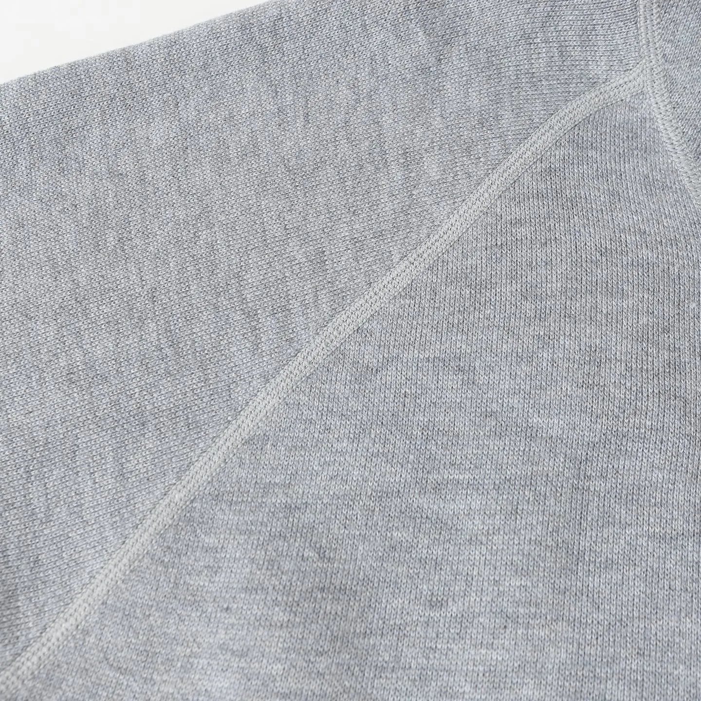 🅿️570 [Original quality] CD/Dior's new jacquard double-sided cashmere jacket with slogan letters (navy blue) The fabric is made of cotton and cashmere blended fabrics, and is made of high-quality wool and cashmere, which is soft and comfortable to the touch. The navy blue cotton blended knitted fabric is carefully crafted using imported machine jacquard technology. One side is decorated with a classic presbyopia logo jacquard pattern, while the other side has a simple design and can be worn on both sides. It features practical patch pockets and a ribbed hem and cuffs ensure a form-fitting fit. The double zipper with monogram highlights the brand's signature, and the raglan sleeves are cut in a smooth, natural style. The front is embellished with the Dior embroidered logo, and the inside is decorated with Oblique print throughout, with exquisite details. Pair with the matching sports trousers for an elegant and casual look. The whole piece integrates high-end craftsmanship into daily items, showing the brand's exquisite craftsmanship and classic aesthetics. Unisex Size:S/M/L