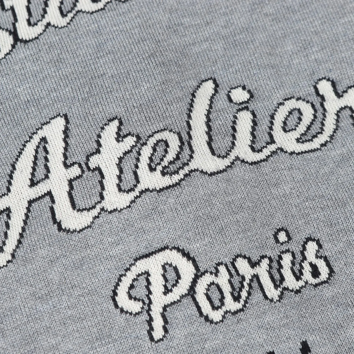 🅿️570 [Original quality] CD/Dior's new jacquard double-sided cashmere jacket with slogan letters (navy blue) The fabric is made of cotton and cashmere blended fabrics, and is made of high-quality wool and cashmere, which is soft and comfortable to the touch. The navy blue cotton blended knitted fabric is carefully crafted using imported machine jacquard technology. One side is decorated with a classic presbyopia logo jacquard pattern, while the other side has a simple design and can be worn on both sides. It features practical patch pockets and a ribbed hem and cuffs ensure a form-fitting fit. The double zipper with monogram highlights the brand's signature, and the raglan sleeves are cut in a smooth, natural style. The front is embellished with the Dior embroidered logo, and the inside is decorated with Oblique print throughout, with exquisite details. Pair with the matching sports trousers for an elegant and casual look. The whole piece integrates high-end craftsmanship into daily items, showing the brand's exquisite craftsmanship and classic aesthetics. Unisex Size:S/M/L