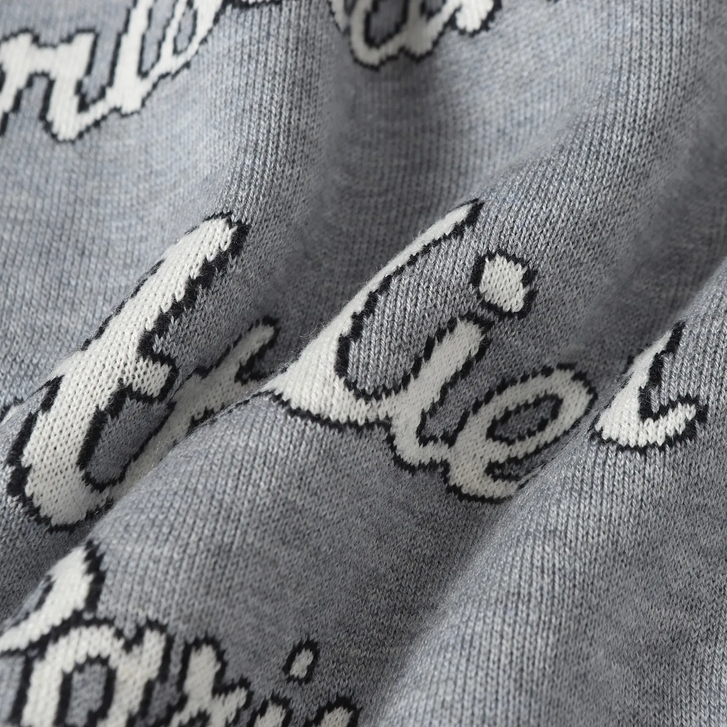 🅿️570 [Original quality] CD/Dior's new jacquard double-sided cashmere jacket with slogan letters (navy blue) The fabric is made of cotton and cashmere blended fabrics, and is made of high-quality wool and cashmere, which is soft and comfortable to the touch. The navy blue cotton blended knitted fabric is carefully crafted using imported machine jacquard technology. One side is decorated with a classic presbyopia logo jacquard pattern, while the other side has a simple design and can be worn on both sides. It features practical patch pockets and a ribbed hem and cuffs ensure a form-fitting fit. The double zipper with monogram highlights the brand's signature, and the raglan sleeves are cut in a smooth, natural style. The front is embellished with the Dior embroidered logo, and the inside is decorated with Oblique print throughout, with exquisite details. Pair with the matching sports trousers for an elegant and casual look. The whole piece integrates high-end craftsmanship into daily items, showing the brand's exquisite craftsmanship and classic aesthetics. Unisex Size:S/M/L