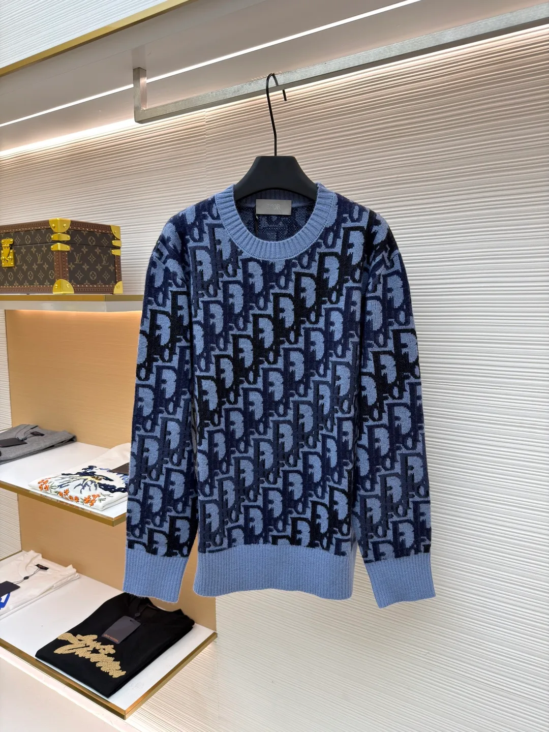 Dior Oblique pattern sweater ●Original version: Purchased and developed by 13246 ●Item number: 1681309-A95 ●Fabric: wool blended fabric ●Technology: knitting ●Color: blue gray + light blue ●Version: fitted version ●Weight: about 580 grams ●Size: XS-S-M-L ●Description: Dior Oblique pattern sweater, cashmere mixed with mulberry silk material, soft and warm, super comfortable to wear in autumn and winter! Classic Oblique lettering, monogram pattern, blue gray + light blue color, low-key and recognizable, round collar design, versatile and easy to use for daily commuting or leisure. Full of brand feel. It looks great with trousers or jeans. It is practical and stylish. It is a must-have item in the wardrobe! The overall line is straight and delicate, the fabric is comfortable and soft, and the color is consistent with no color difference. It can be matched with the same style to create a fashionable look and control various occasions. Customized accessories, complete with three standards, the same style for men and women!