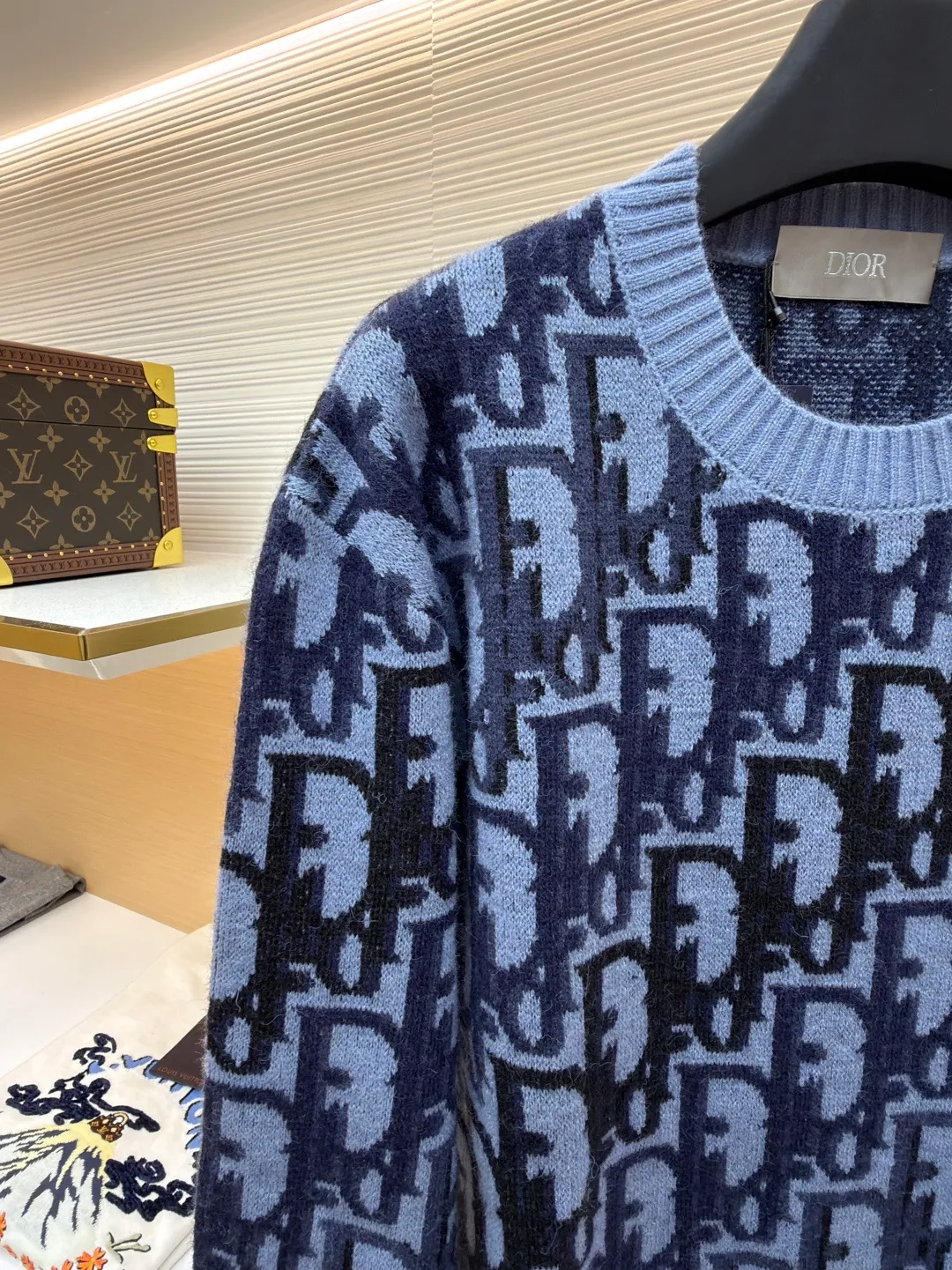 Dior Oblique pattern sweater ●Original version: Purchased and developed by 13246 ●Item number: 1681309-A95 ●Fabric: wool blended fabric ●Technology: knitting ●Color: blue gray + light blue ●Version: fitted version ●Weight: about 580 grams ●Size: XS-S-M-L ●Description: Dior Oblique pattern sweater, cashmere mixed with mulberry silk material, soft and warm, super comfortable to wear in autumn and winter! Classic Oblique lettering, monogram pattern, blue gray + light blue color, low-key and recognizable, round collar design, versatile and easy to use for daily commuting or leisure. Full of brand feel. It looks great with trousers or jeans. It is practical and stylish. It is a must-have item in the wardrobe! The overall line is straight and delicate, the fabric is comfortable and soft, and the color is consistent with no color difference. It can be matched with the same style to create a fashionable look and control various occasions. Customized accessories, complete with three standards, the same style for men and women!