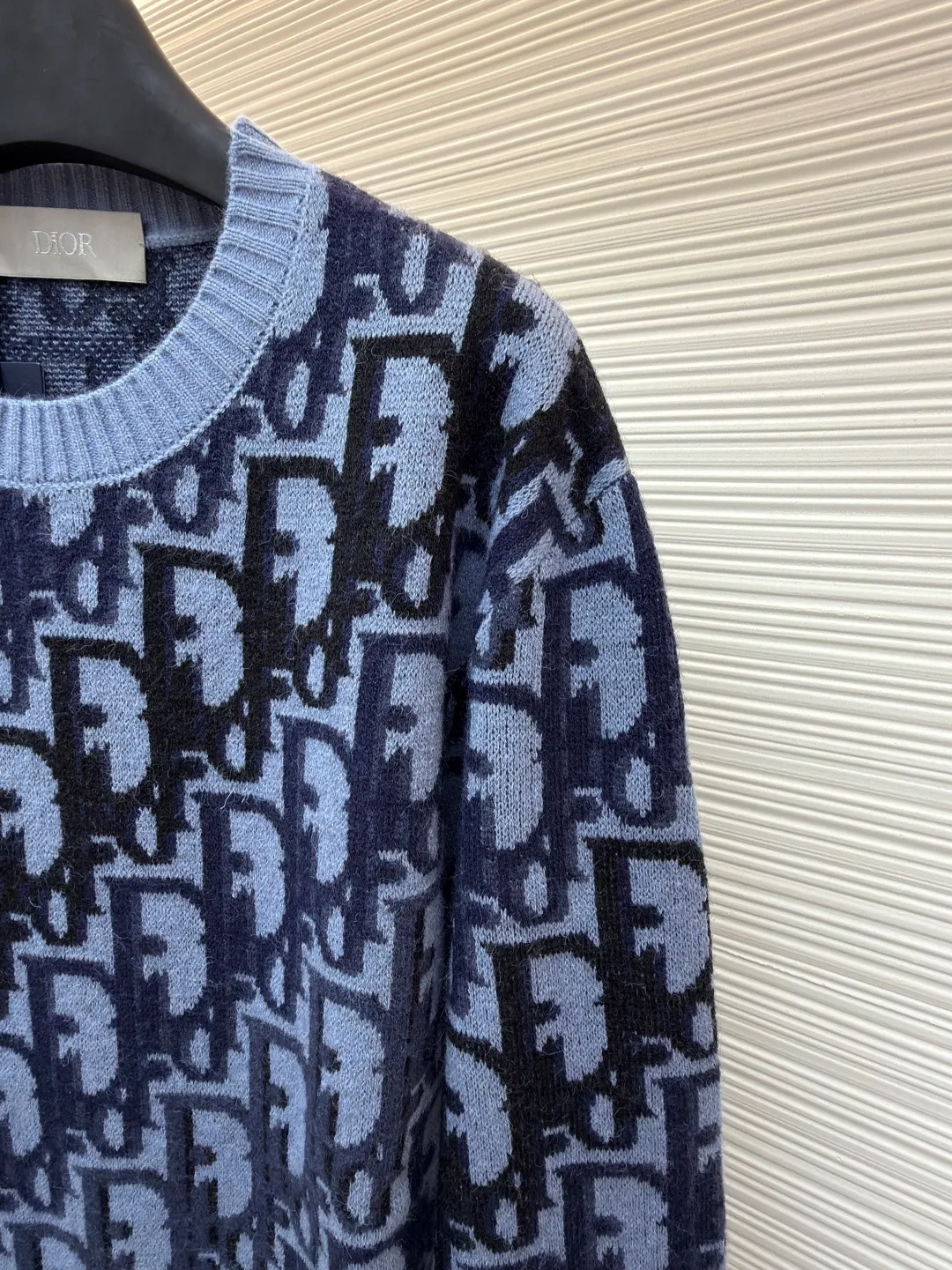 Dior Oblique pattern sweater ●Original version: Purchased and developed by 13246 ●Item number: 1681309-A95 ●Fabric: wool blended fabric ●Technology: knitting ●Color: blue gray + light blue ●Version: fitted version ●Weight: about 580 grams ●Size: XS-S-M-L ●Description: Dior Oblique pattern sweater, cashmere mixed with mulberry silk material, soft and warm, super comfortable to wear in autumn and winter! Classic Oblique lettering, monogram pattern, blue gray + light blue color, low-key and recognizable, round collar design, versatile and easy to use for daily commuting or leisure. Full of brand feel. It looks great with trousers or jeans. It is practical and stylish. It is a must-have item in the wardrobe! The overall line is straight and delicate, the fabric is comfortable and soft, and the color is consistent with no color difference. It can be matched with the same style to create a fashionable look and control various occasions. Customized accessories, complete with three standards, the same style for men and women!