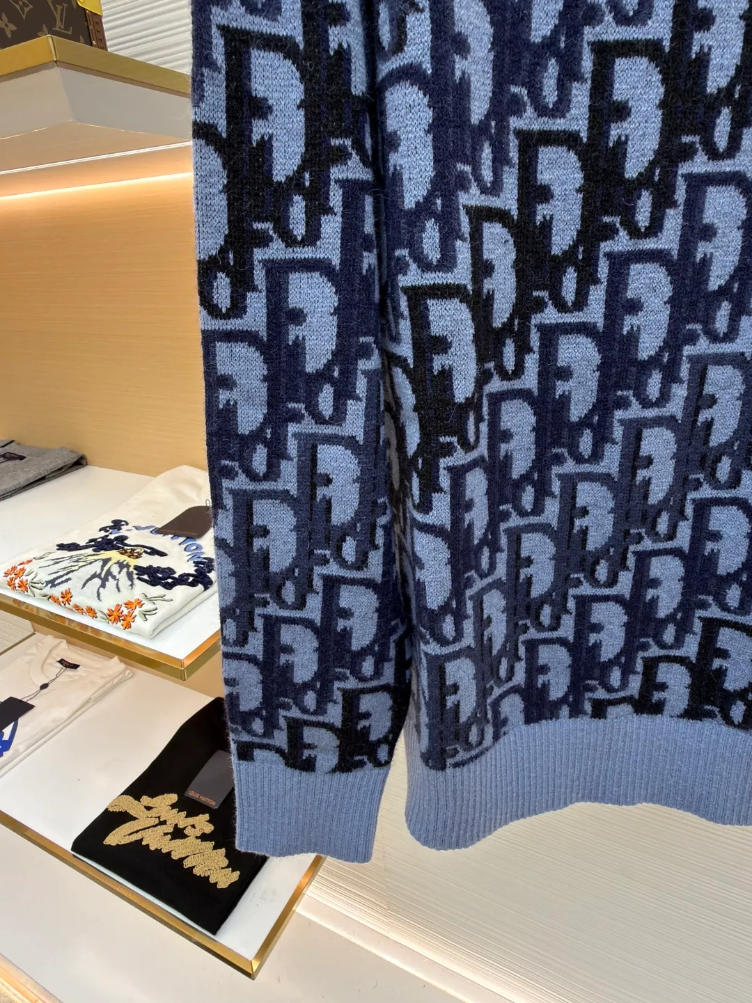 Dior Oblique pattern sweater ●Original version: Purchased and developed by 13246 ●Item number: 1681309-A95 ●Fabric: wool blended fabric ●Technology: knitting ●Color: blue gray + light blue ●Version: fitted version ●Weight: about 580 grams ●Size: XS-S-M-L ●Description: Dior Oblique pattern sweater, cashmere mixed with mulberry silk material, soft and warm, super comfortable to wear in autumn and winter! Classic Oblique lettering, monogram pattern, blue gray + light blue color, low-key and recognizable, round collar design, versatile and easy to use for daily commuting or leisure. Full of brand feel. It looks great with trousers or jeans. It is practical and stylish. It is a must-have item in the wardrobe! The overall line is straight and delicate, the fabric is comfortable and soft, and the color is consistent with no color difference. It can be matched with the same style to create a fashionable look and control various occasions. Customized accessories, complete with three standards, the same style for men and women!