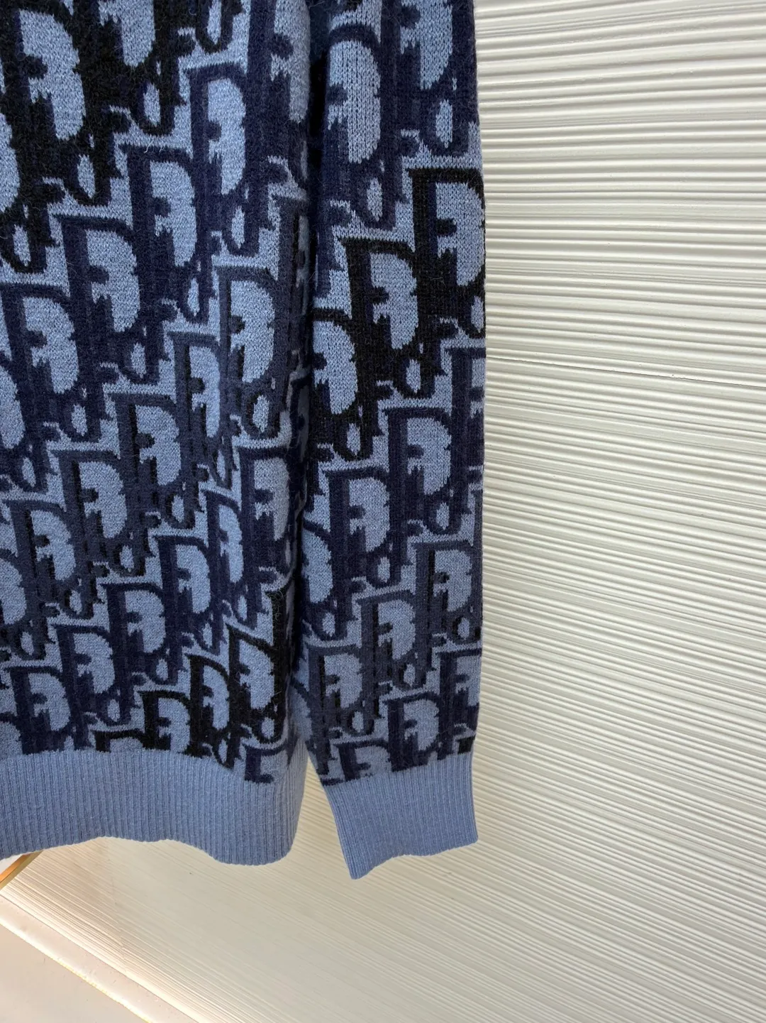 Dior Oblique pattern sweater ●Original version: Purchased and developed by 13246 ●Item number: 1681309-A95 ●Fabric: wool blended fabric ●Technology: knitting ●Color: blue gray + light blue ●Version: fitted version ●Weight: about 580 grams ●Size: XS-S-M-L ●Description: Dior Oblique pattern sweater, cashmere mixed with mulberry silk material, soft and warm, super comfortable to wear in autumn and winter! Classic Oblique lettering, monogram pattern, blue gray + light blue color, low-key and recognizable, round collar design, versatile and easy to use for daily commuting or leisure. Full of brand feel. It looks great with trousers or jeans. It is practical and stylish. It is a must-have item in the wardrobe! The overall line is straight and delicate, the fabric is comfortable and soft, and the color is consistent with no color difference. It can be matched with the same style to create a fashionable look and control various occasions. Customized accessories, complete with three standards, the same style for men and women!