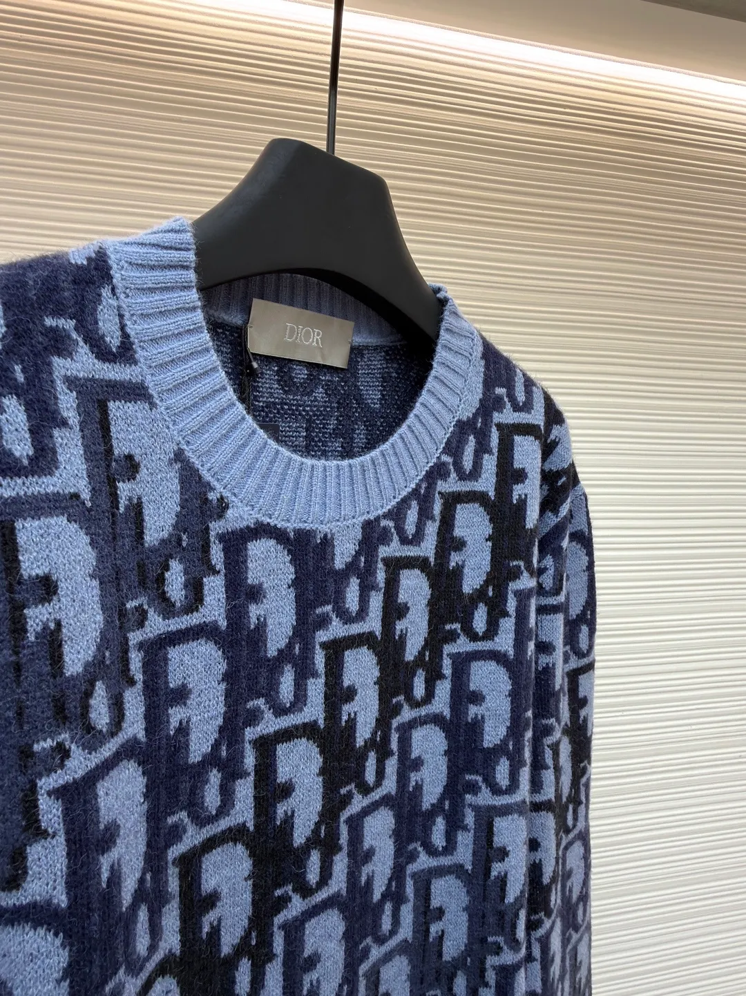 Dior Oblique pattern sweater ●Original version: Purchased and developed by 13246 ●Item number: 1681309-A95 ●Fabric: wool blended fabric ●Technology: knitting ●Color: blue gray + light blue ●Version: fitted version ●Weight: about 580 grams ●Size: XS-S-M-L ●Description: Dior Oblique pattern sweater, cashmere mixed with mulberry silk material, soft and warm, super comfortable to wear in autumn and winter! Classic Oblique lettering, monogram pattern, blue gray + light blue color, low-key and recognizable, round collar design, versatile and easy to use for daily commuting or leisure. Full of brand feel. It looks great with trousers or jeans. It is practical and stylish. It is a must-have item in the wardrobe! The overall line is straight and delicate, the fabric is comfortable and soft, and the color is consistent with no color difference. It can be matched with the same style to create a fashionable look and control various occasions. Customized accessories, complete with three standards, the same style for men and women!