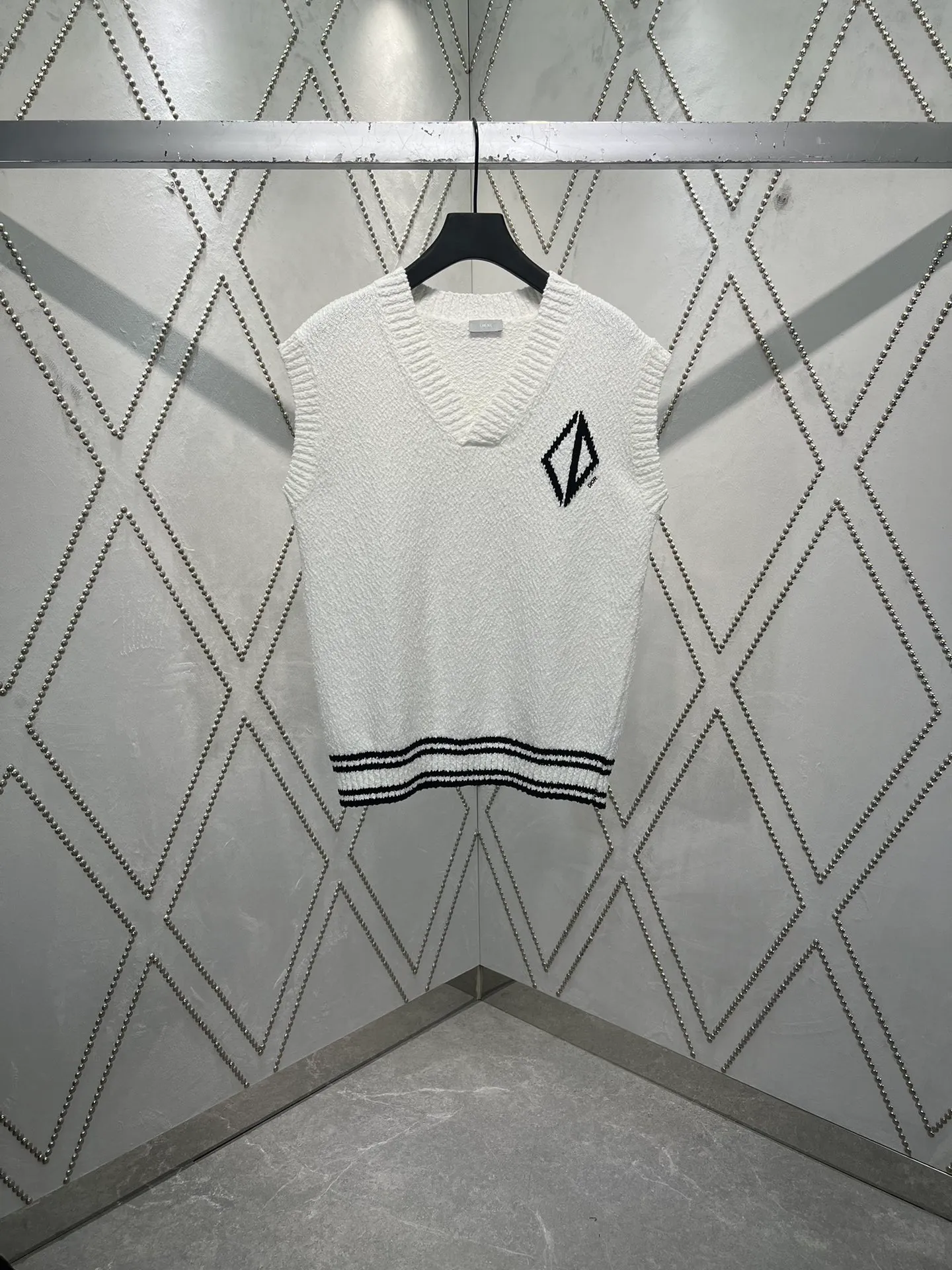 🅿️400 Dior 25ss new CD Diamond knitted vest is a new product in the 2025 autumn men's wear series, inspired by the world of tennis. Crafted from white cotton jersey, it features the CD Diamond logo embroidered on the chest and a contrasting stripe pattern accentuating the hem. Wear it with a T-shirt or a more formal shirt for a casual silhouette. Size: S.M.L.XL.
