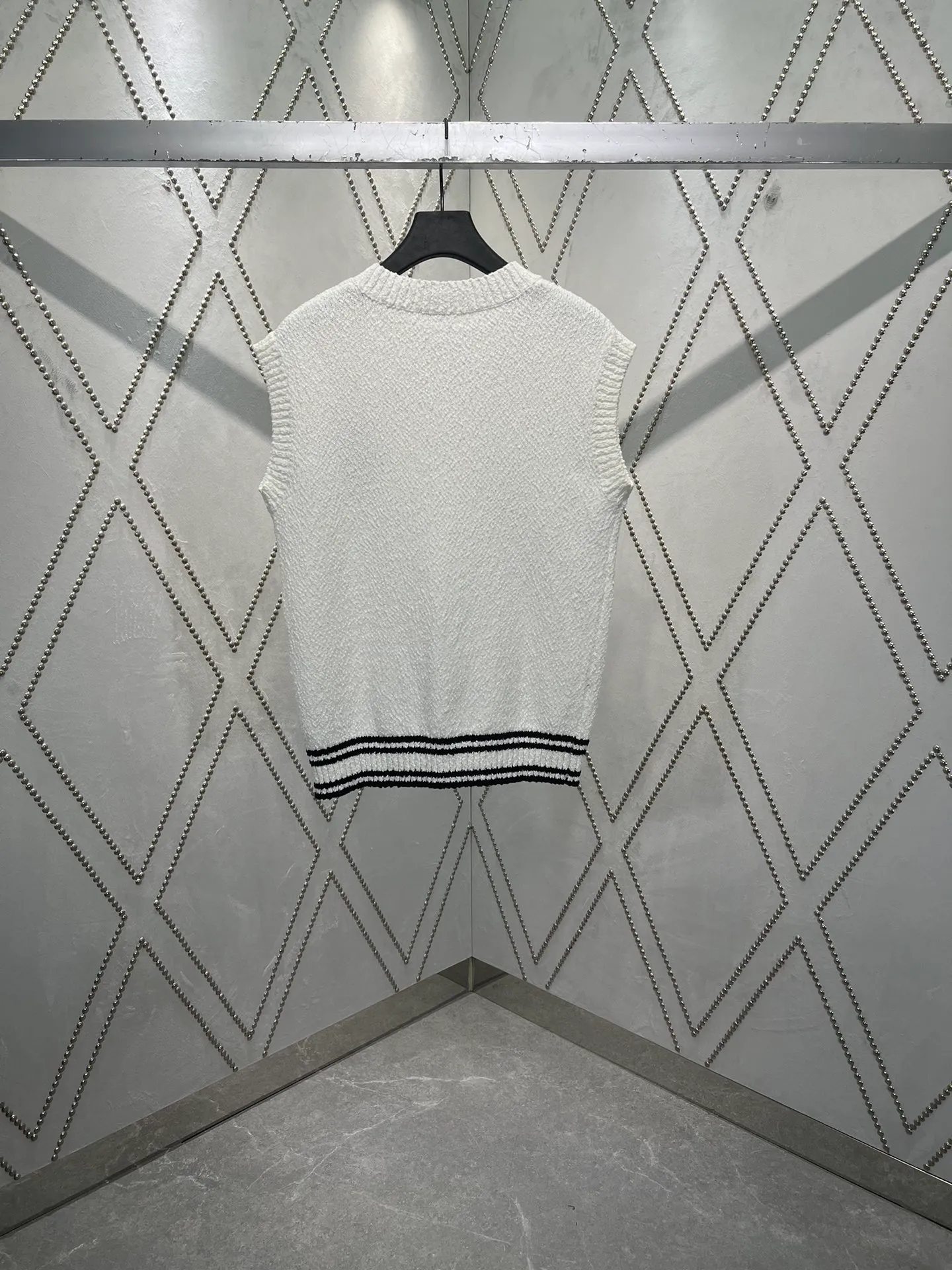 🅿️400 Dior 25ss new CD Diamond knitted vest is a new product in the 2025 autumn men's wear series, inspired by the world of tennis. Crafted from white cotton jersey, it features the CD Diamond logo embroidered on the chest and a contrasting stripe pattern accentuating the hem. Wear it with a T-shirt or a more formal shirt for a casual silhouette. Size: S.M.L.XL.