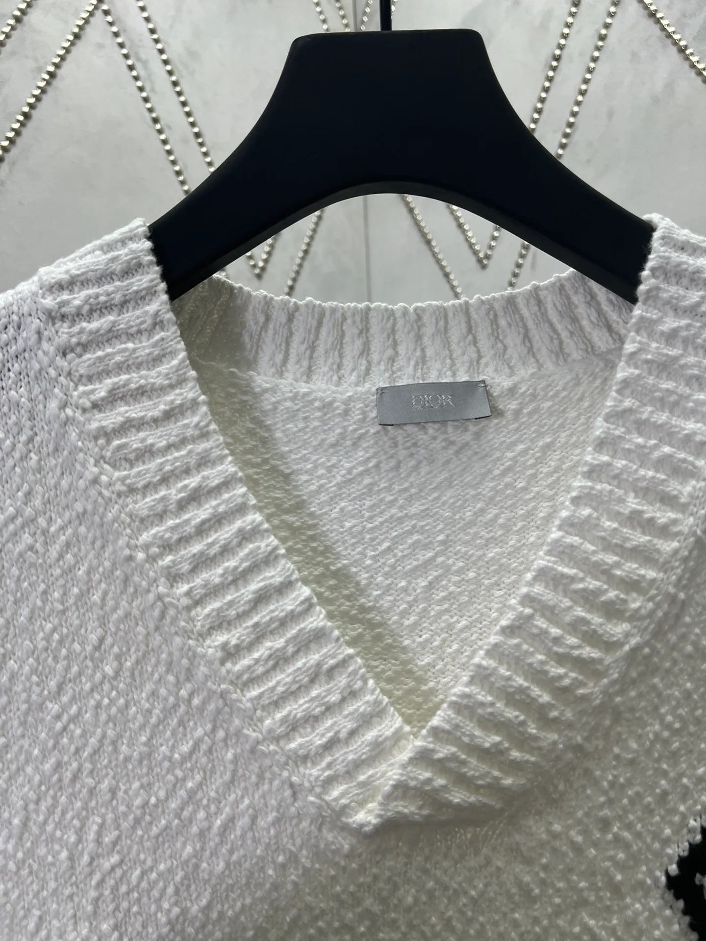 🅿️400 Dior 25ss new CD Diamond knitted vest is a new product in the 2025 autumn men's wear series, inspired by the world of tennis. Crafted from white cotton jersey, it features the CD Diamond logo embroidered on the chest and a contrasting stripe pattern accentuating the hem. Wear it with a T-shirt or a more formal shirt for a casual silhouette. Size: S.M.L.XL.