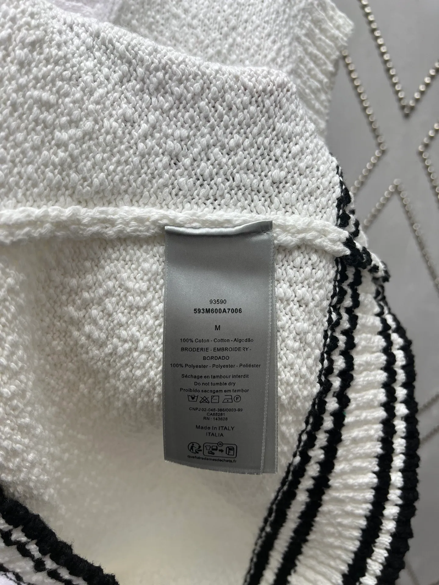 🅿️400 Dior 25ss new CD Diamond knitted vest is a new product in the 2025 autumn men's wear series, inspired by the world of tennis. Crafted from white cotton jersey, it features the CD Diamond logo embroidered on the chest and a contrasting stripe pattern accentuating the hem. Wear it with a T-shirt or a more formal shirt for a casual silhouette. Size: S.M.L.XL.
