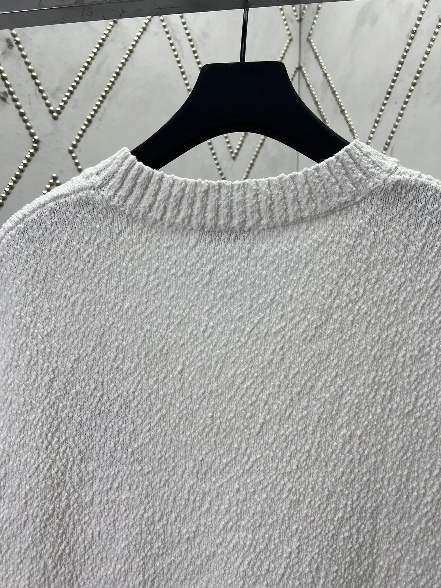 🅿️400 Dior 25ss new CD Diamond knitted vest is a new product in the 2025 autumn men's wear series, inspired by the world of tennis. Crafted from white cotton jersey, it features the CD Diamond logo embroidered on the chest and a contrasting stripe pattern accentuating the hem. Wear it with a T-shirt or a more formal shirt for a casual silhouette. Size: S.M.L.XL.