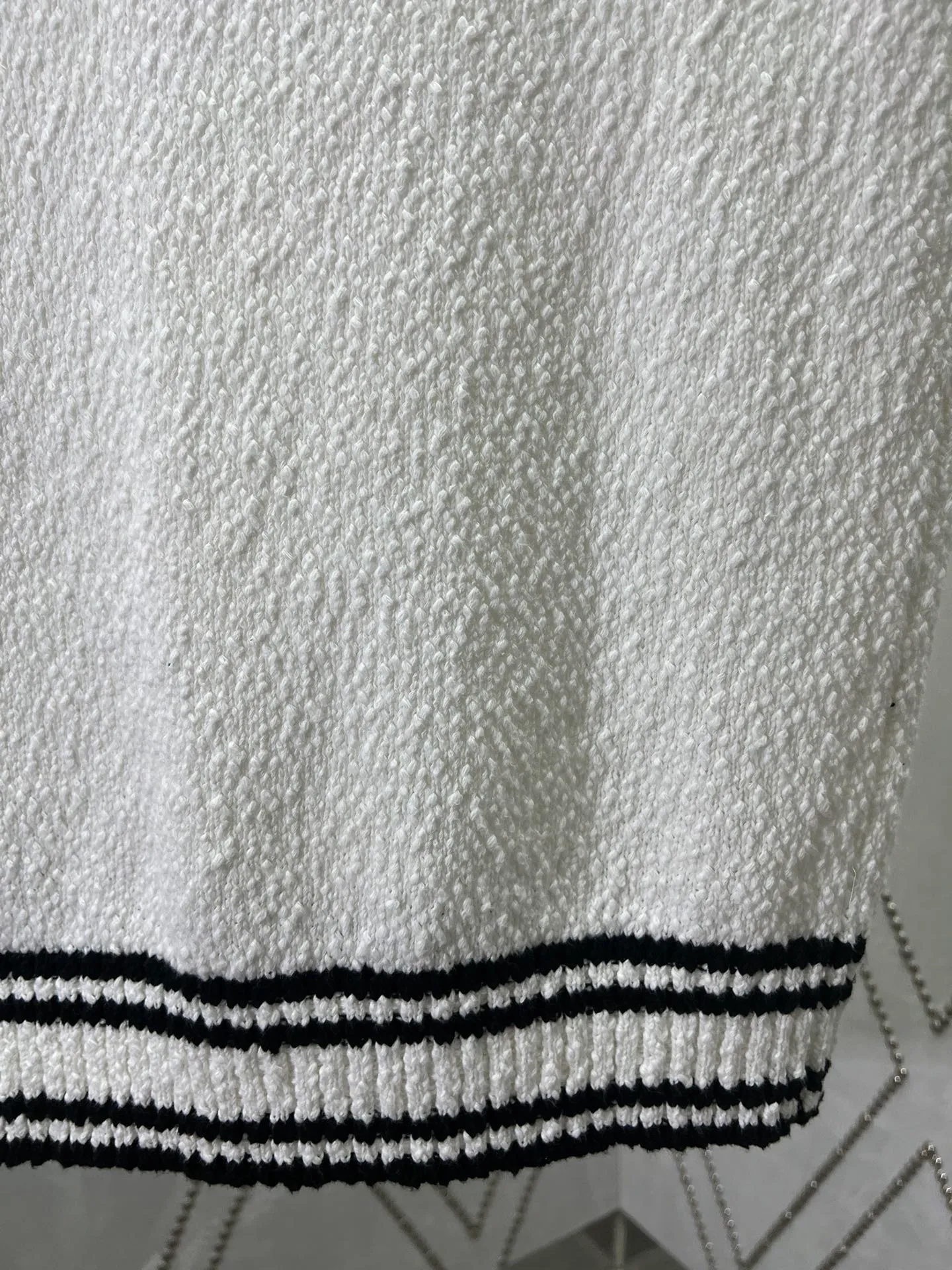 🅿️400 Dior 25ss new CD Diamond knitted vest is a new product in the 2025 autumn men's wear series, inspired by the world of tennis. Crafted from white cotton jersey, it features the CD Diamond logo embroidered on the chest and a contrasting stripe pattern accentuating the hem. Wear it with a T-shirt or a more formal shirt for a casual silhouette. Size: S.M.L.XL.