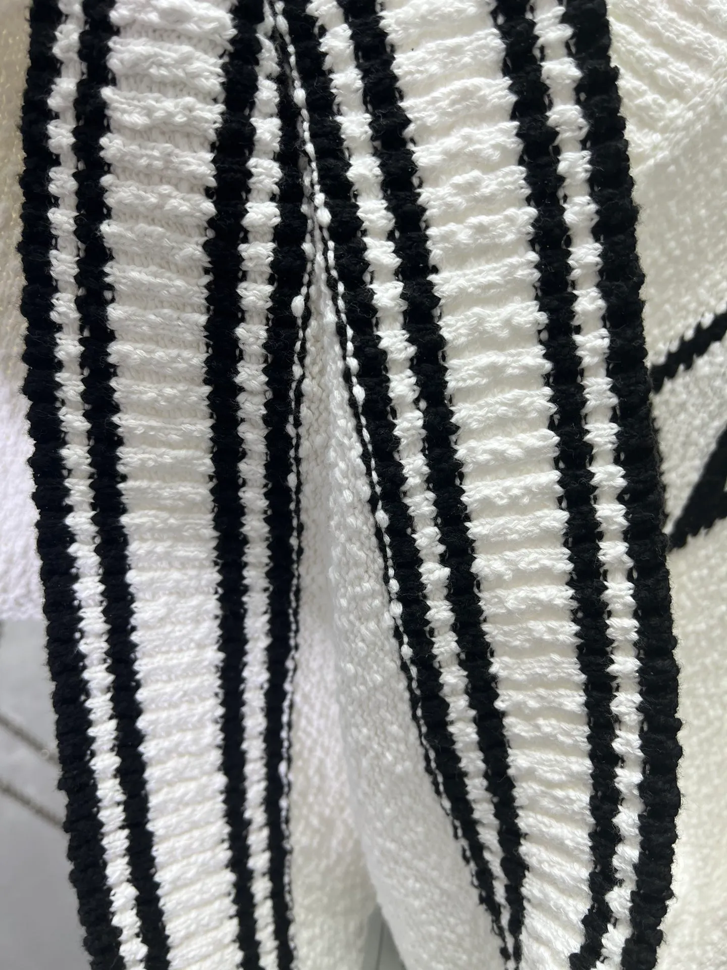 🅿️400 Dior 25ss new CD Diamond knitted vest is a new product in the 2025 autumn men's wear series, inspired by the world of tennis. Crafted from white cotton jersey, it features the CD Diamond logo embroidered on the chest and a contrasting stripe pattern accentuating the hem. Wear it with a T-shirt or a more formal shirt for a casual silhouette. Size: S.M.L.XL.