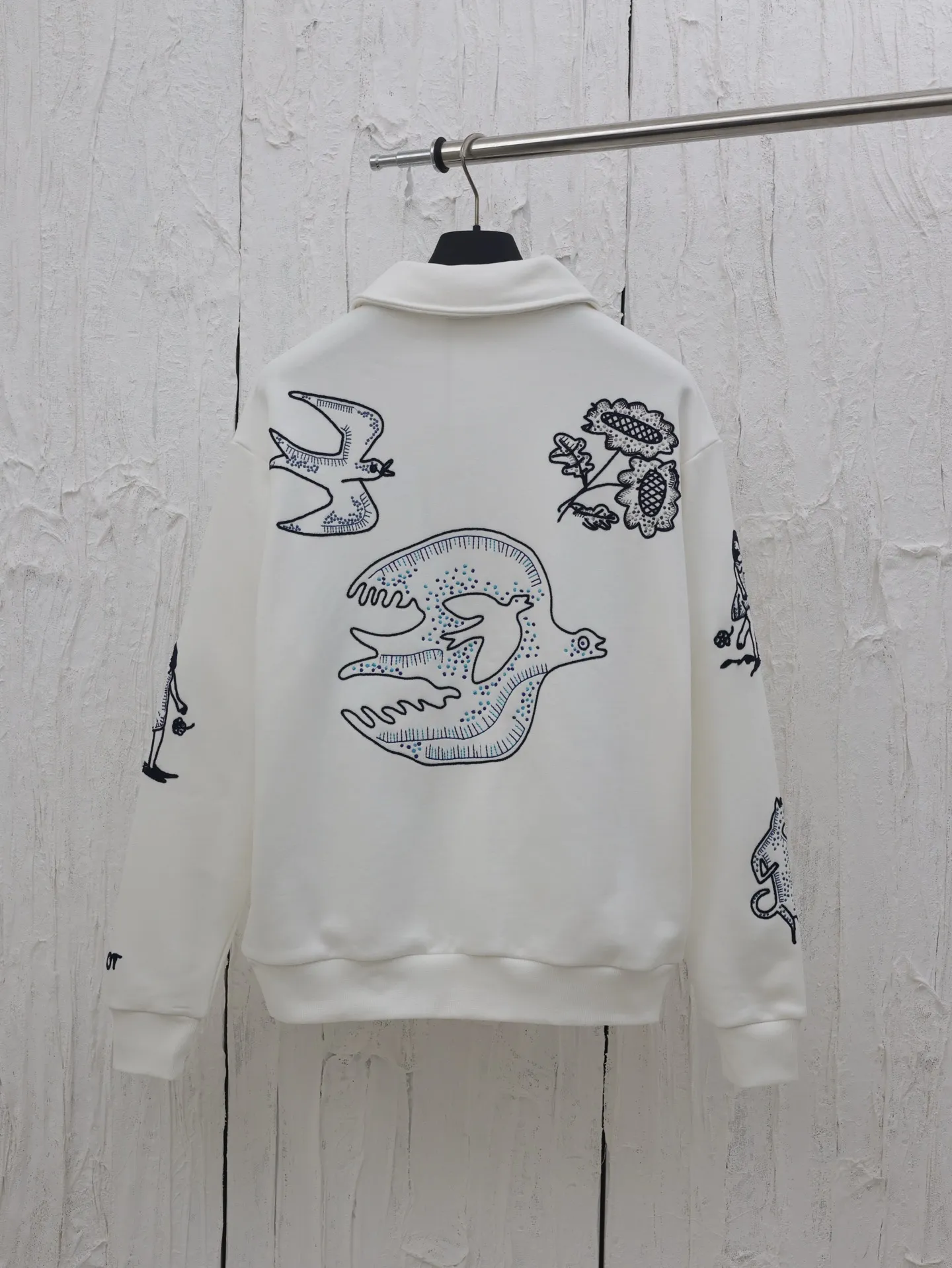 🅿️470 Dio*/Dior embroidered zipper lapel sweatshirt. Customized pure cotton fabric, soft and delicate to the touch. It is comfortable and breathable to wear, and the texture and comfort are at its peak. The whole garment is designed with animal and flower embroidery patterns, luxurious and heavy work. The zipper design on the collar allows for freedom of wearing and taking off. Versatile and casual, the upper body is very good, the same size for men and women. Size: S/M/L/XL