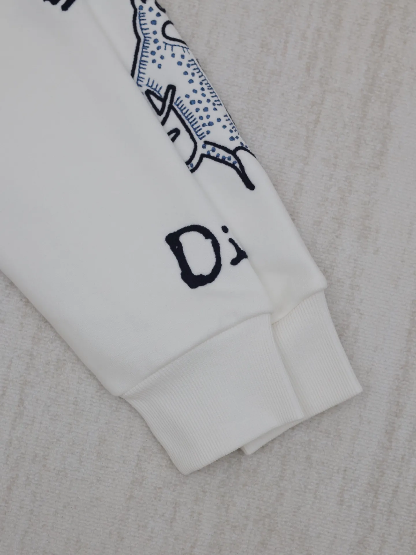 🅿️470 Dio*/Dior embroidered zipper lapel sweatshirt. Customized pure cotton fabric, soft and delicate to the touch. It is comfortable and breathable to wear, and the texture and comfort are at its peak. The whole garment is designed with animal and flower embroidery patterns, luxurious and heavy work. The zipper design on the collar allows for freedom of wearing and taking off. Versatile and casual, the upper body is very good, the same size for men and women. Size: S/M/L/XL