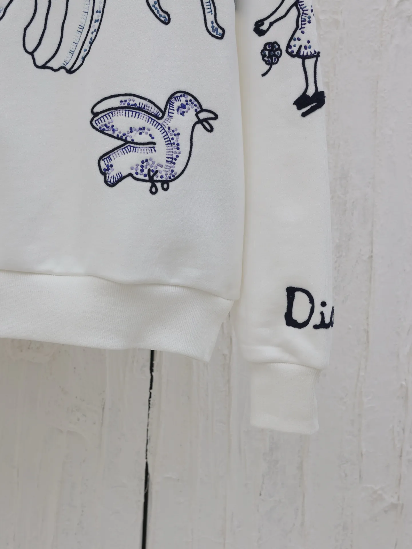🅿️470 Dio*/Dior embroidered zipper lapel sweatshirt. Customized pure cotton fabric, soft and delicate to the touch. It is comfortable and breathable to wear, and the texture and comfort are at its peak. The whole garment is designed with animal and flower embroidery patterns, luxurious and heavy work. The zipper design on the collar allows for freedom of wearing and taking off. Versatile and casual, the upper body is very good, the same size for men and women. Size: S/M/L/XL