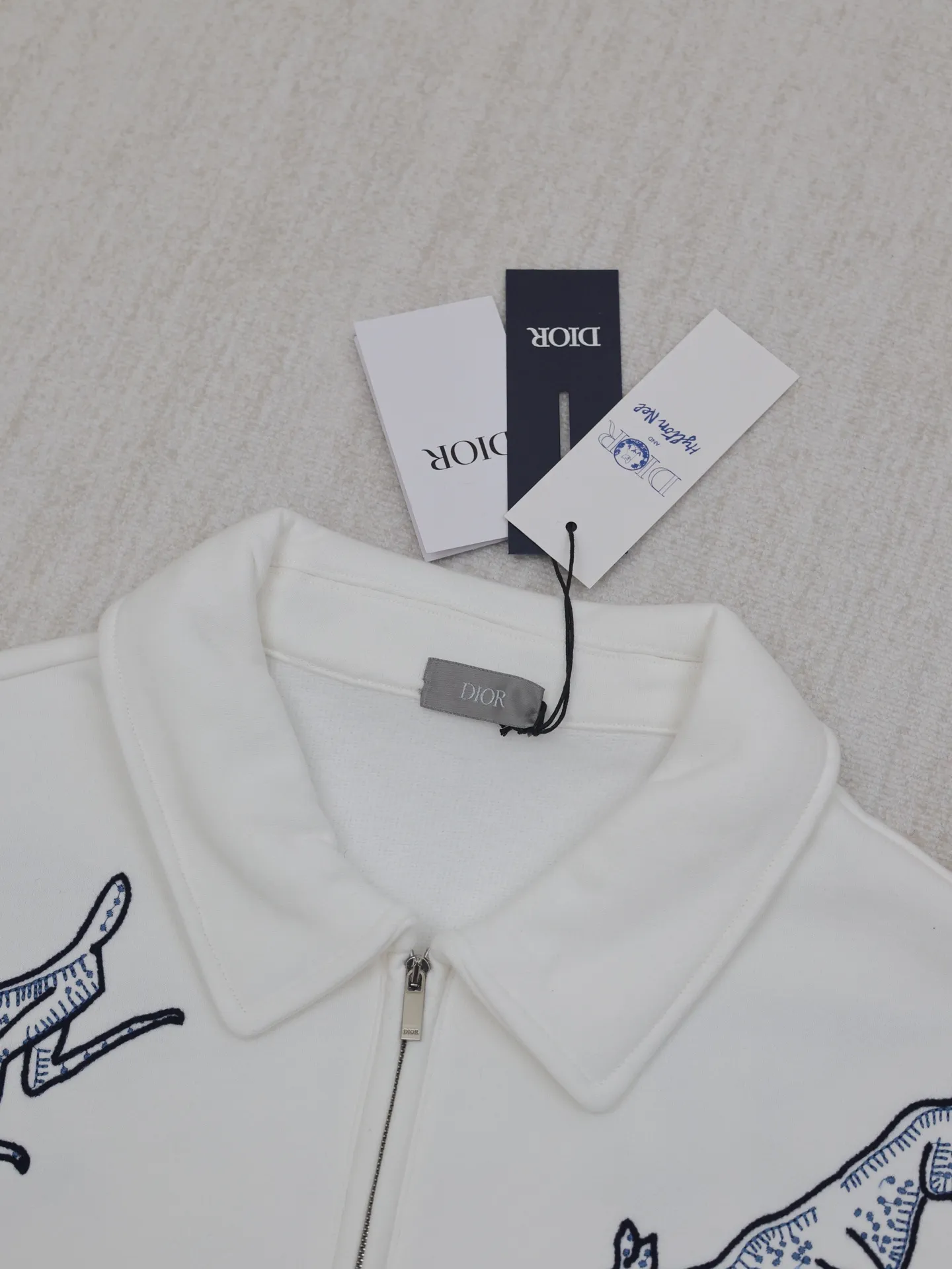 🅿️470 Dio*/Dior embroidered zipper lapel sweatshirt. Customized pure cotton fabric, soft and delicate to the touch. It is comfortable and breathable to wear, and the texture and comfort are at its peak. The whole garment is designed with animal and flower embroidery patterns, luxurious and heavy work. The zipper design on the collar allows for freedom of wearing and taking off. Versatile and casual, the upper body is very good, the same size for men and women. Size: S/M/L/XL