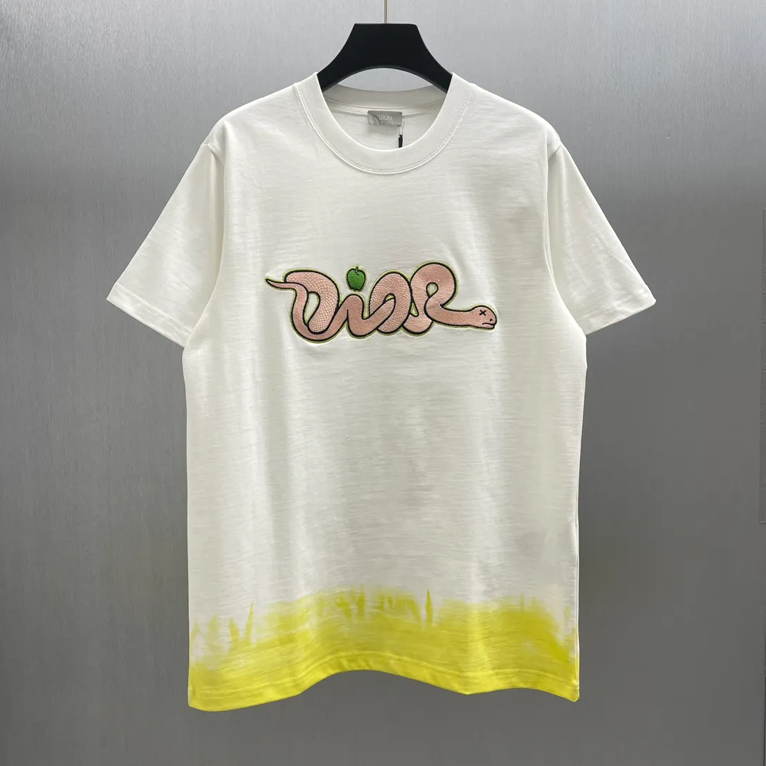 🅿️320 🧧CD 🐍Year Limited Colorful Embroidery🐍Short Sleeve Size: S-L This T-shirt is from the DIOR AND KAWS limited series. Crafted from white and yellow cotton jersey, it features pink and yellow DIOR AND KAWS embroidery on the chest and back, reinterpreting the Dior logo as a colorful snake. The hem highlights the contrasting design and can be paired with the limited collection of trousers for a stylish look.