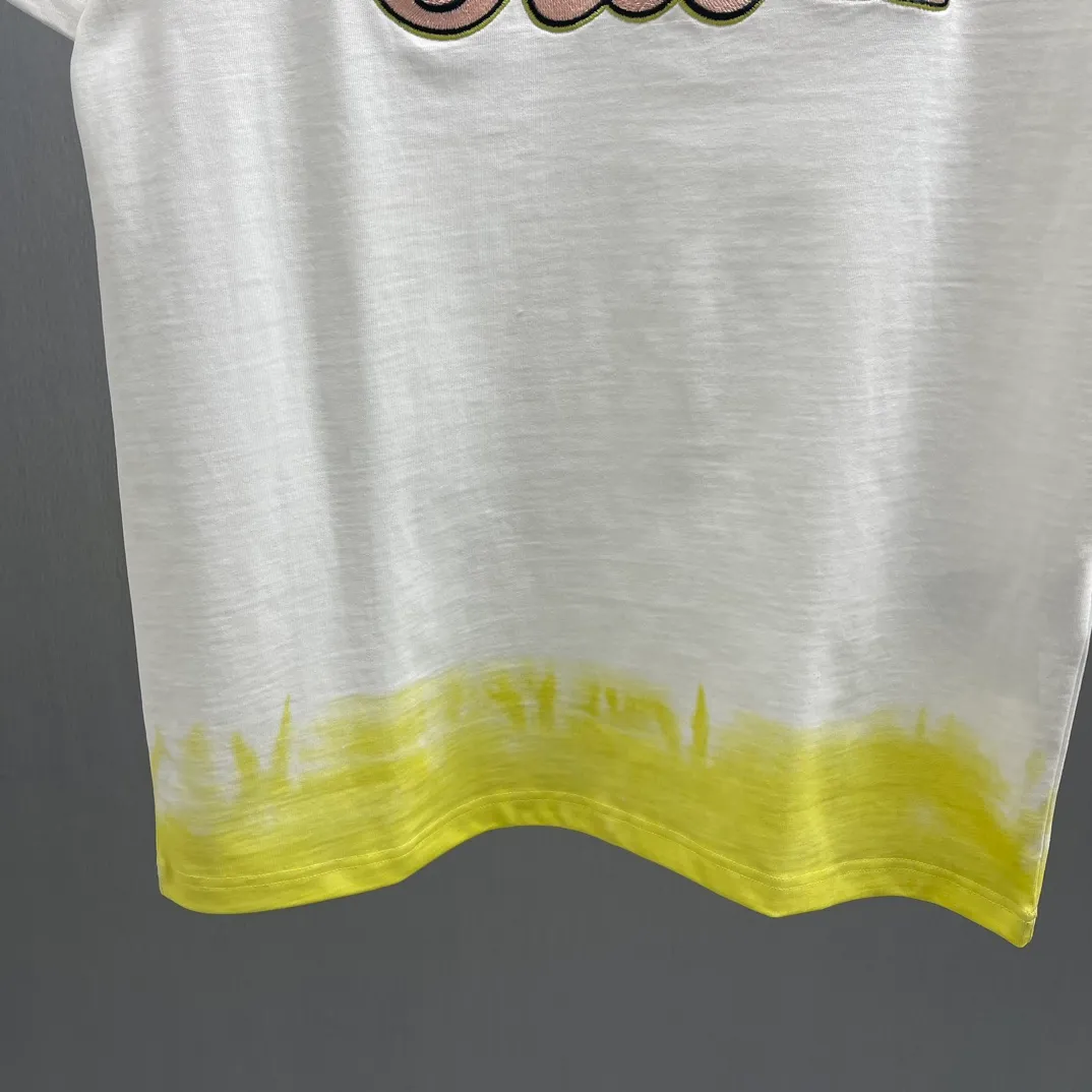 🅿️320 🧧CD 🐍Year Limited Colorful Embroidery🐍Short Sleeve Size: S-L This T-shirt is from the DIOR AND KAWS limited series. Crafted from white and yellow cotton jersey, it features pink and yellow DIOR AND KAWS embroidery on the chest and back, reinterpreting the Dior logo as a colorful snake. The hem highlights the contrasting design and can be paired with the limited collection of trousers for a stylish look.