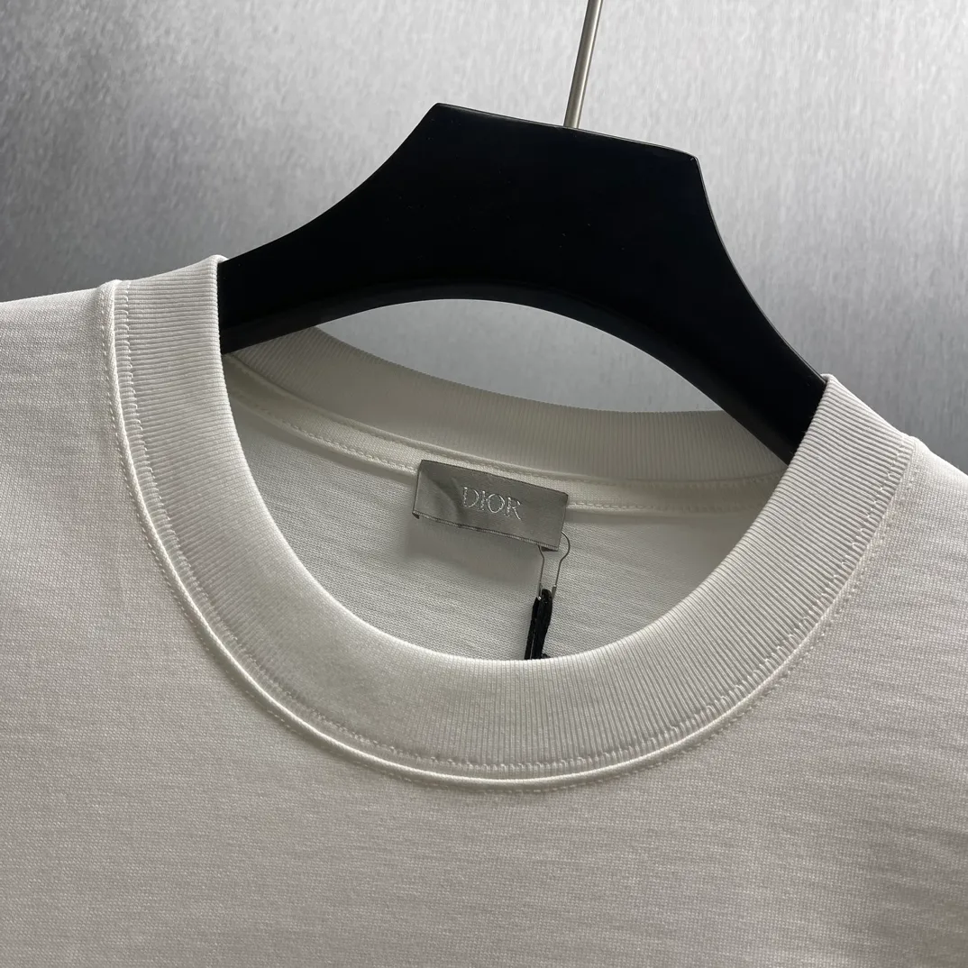 🅿️320 🧧CD 🐍Year Limited Colorful Embroidery🐍Short Sleeve Size: S-L This T-shirt is from the DIOR AND KAWS limited series. Crafted from white and yellow cotton jersey, it features pink and yellow DIOR AND KAWS embroidery on the chest and back, reinterpreting the Dior logo as a colorful snake. The hem highlights the contrasting design and can be paired with the limited collection of trousers for a stylish look.
