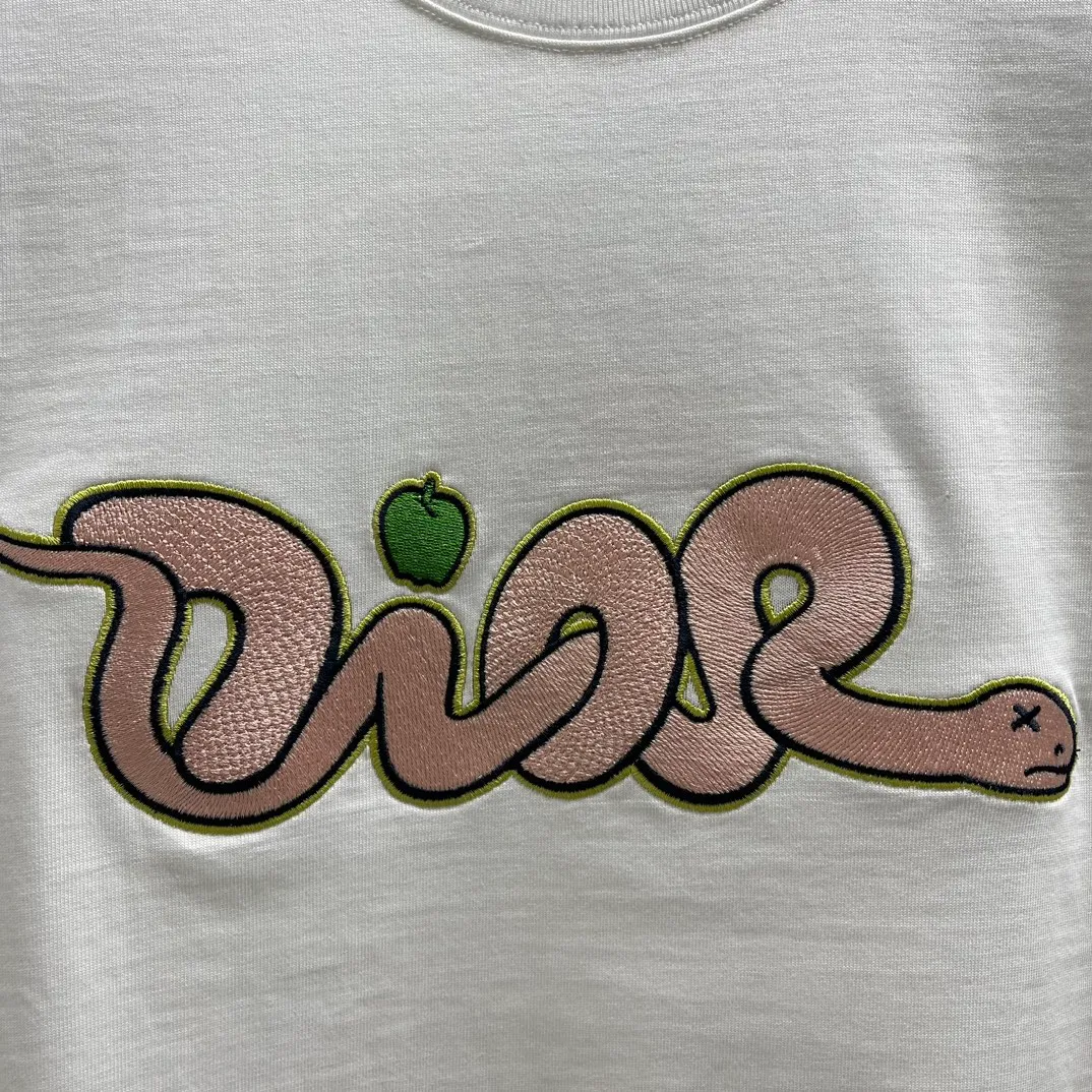 🅿️320 🧧CD 🐍Year Limited Colorful Embroidery🐍Short Sleeve Size: S-L This T-shirt is from the DIOR AND KAWS limited series. Crafted from white and yellow cotton jersey, it features pink and yellow DIOR AND KAWS embroidery on the chest and back, reinterpreting the Dior logo as a colorful snake. The hem highlights the contrasting design and can be paired with the limited collection of trousers for a stylish look.