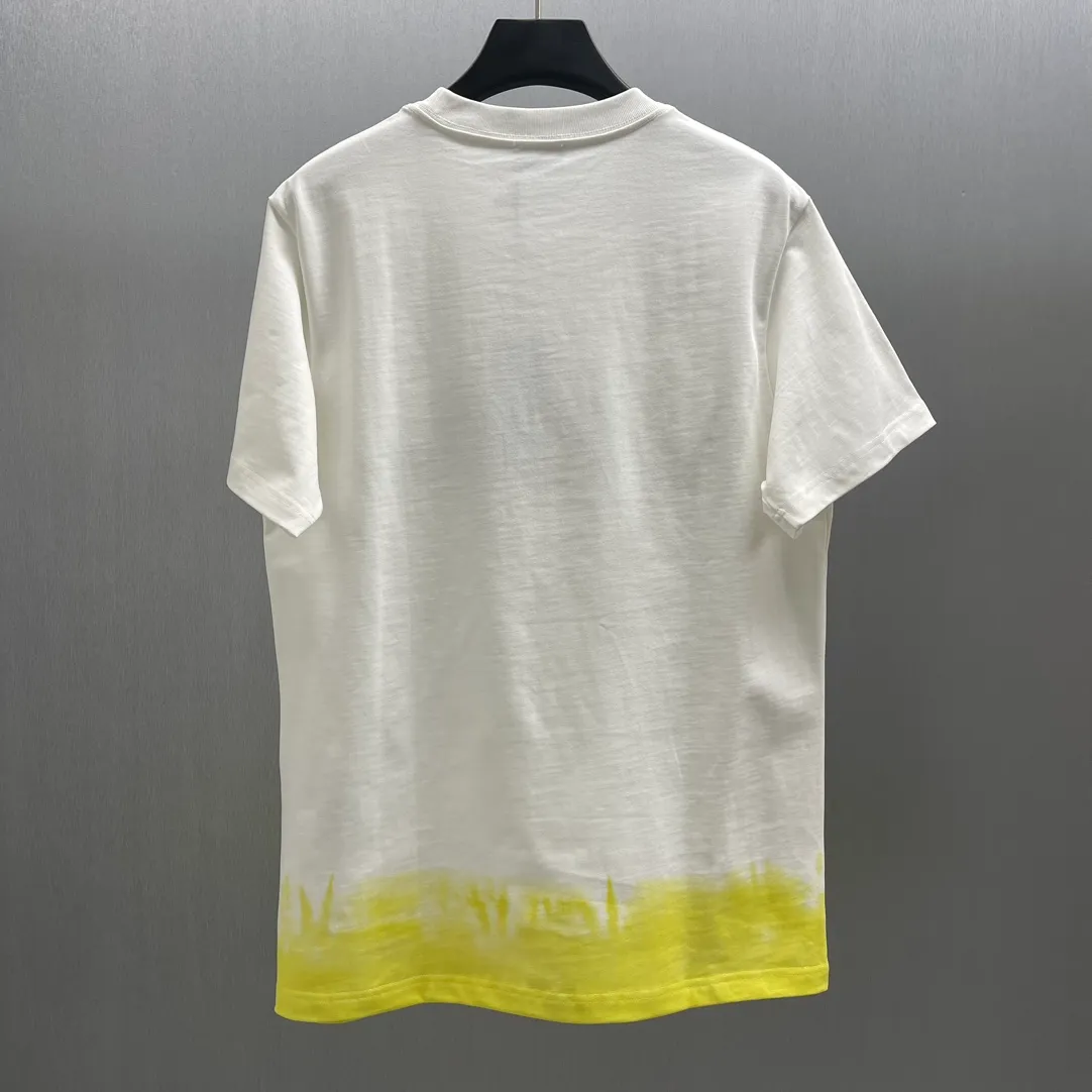 🅿️320 🧧CD 🐍Year Limited Colorful Embroidery🐍Short Sleeve Size: S-L This T-shirt is from the DIOR AND KAWS limited series. Crafted from white and yellow cotton jersey, it features pink and yellow DIOR AND KAWS embroidery on the chest and back, reinterpreting the Dior logo as a colorful snake. The hem highlights the contrasting design and can be paired with the limited collection of trousers for a stylish look.