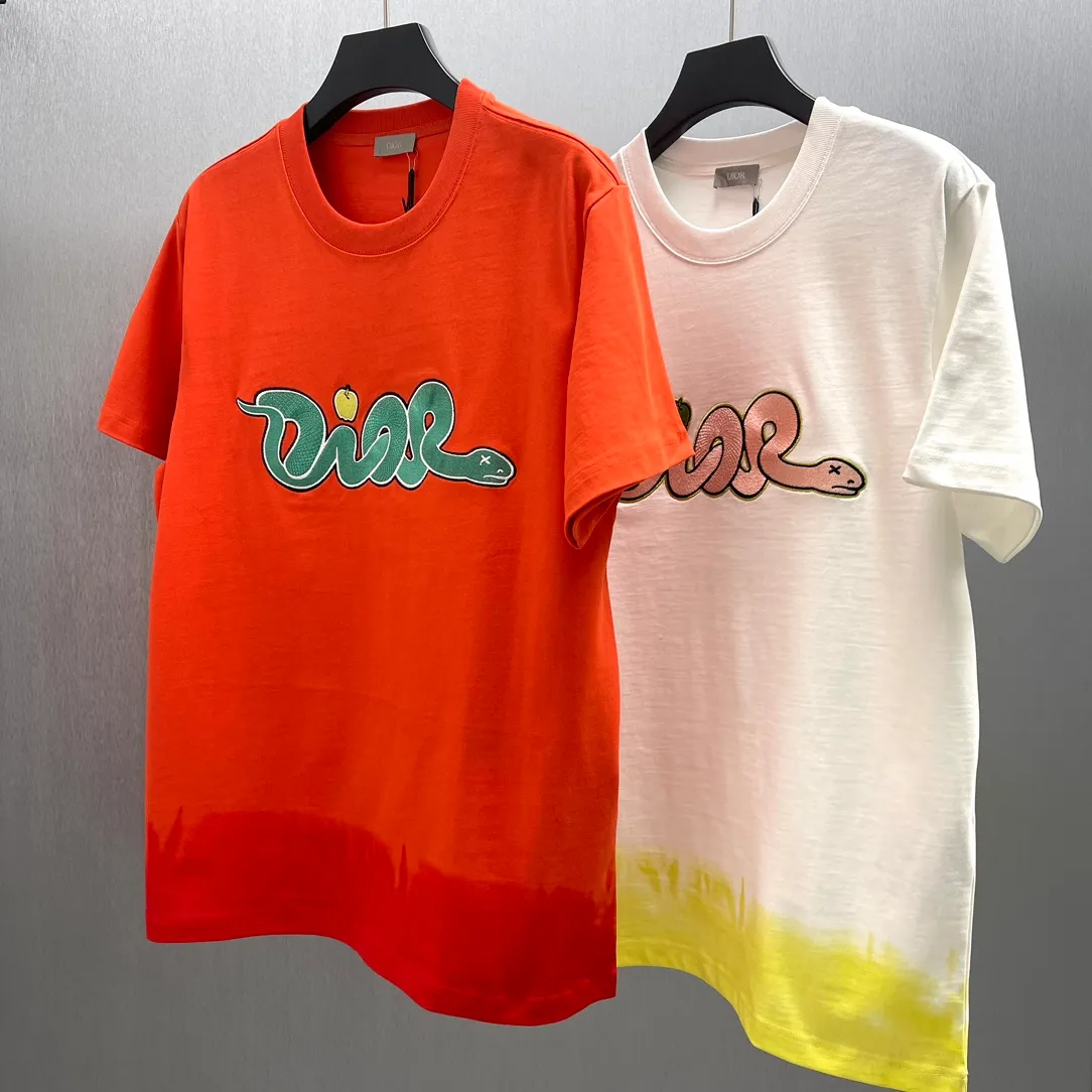 🅿️320 🧧CD 🐍Year Limited Colorful Embroidery🐍Short Sleeve Size: S-L This T-shirt is from the DIOR AND KAWS limited series. Crafted from white and yellow cotton jersey, it features pink and yellow DIOR AND KAWS embroidery on the chest and back, reinterpreting the Dior logo as a colorful snake. The hem highlights the contrasting design and can be paired with the limited collection of trousers for a stylish look.